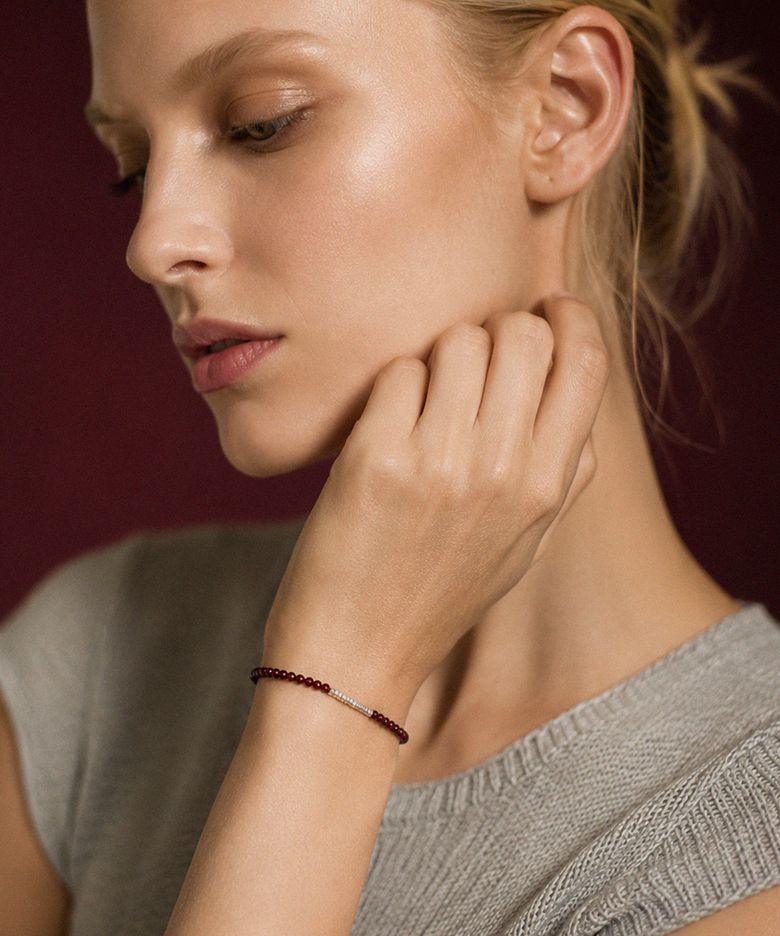 V9 Essential 03 Noir Garnet Bracelet