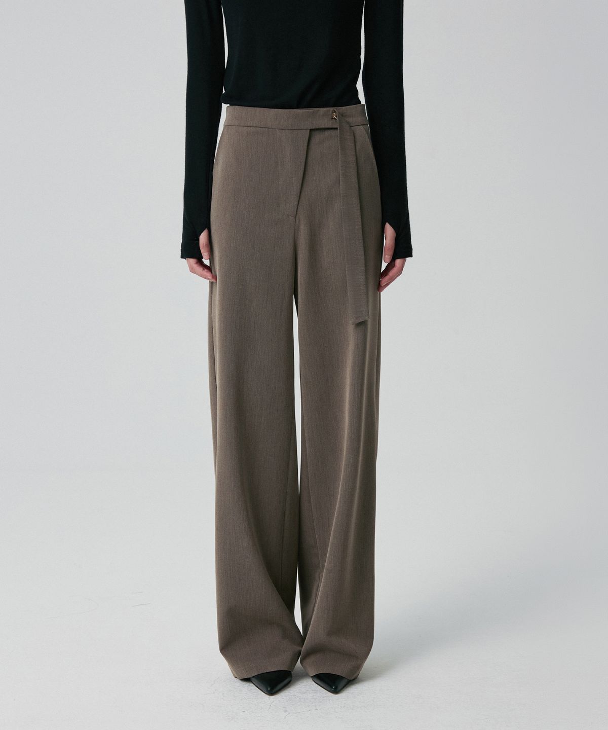 리이(RE RHEE) ASYMMETRIC ZIP TROUSERS HAZELNUTS