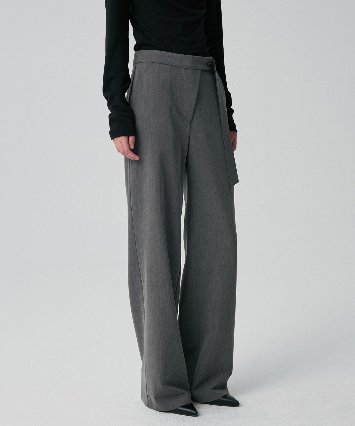 리이(RE RHEE) ASYMMETRIC ZIP TROUSERS CHARCOAL