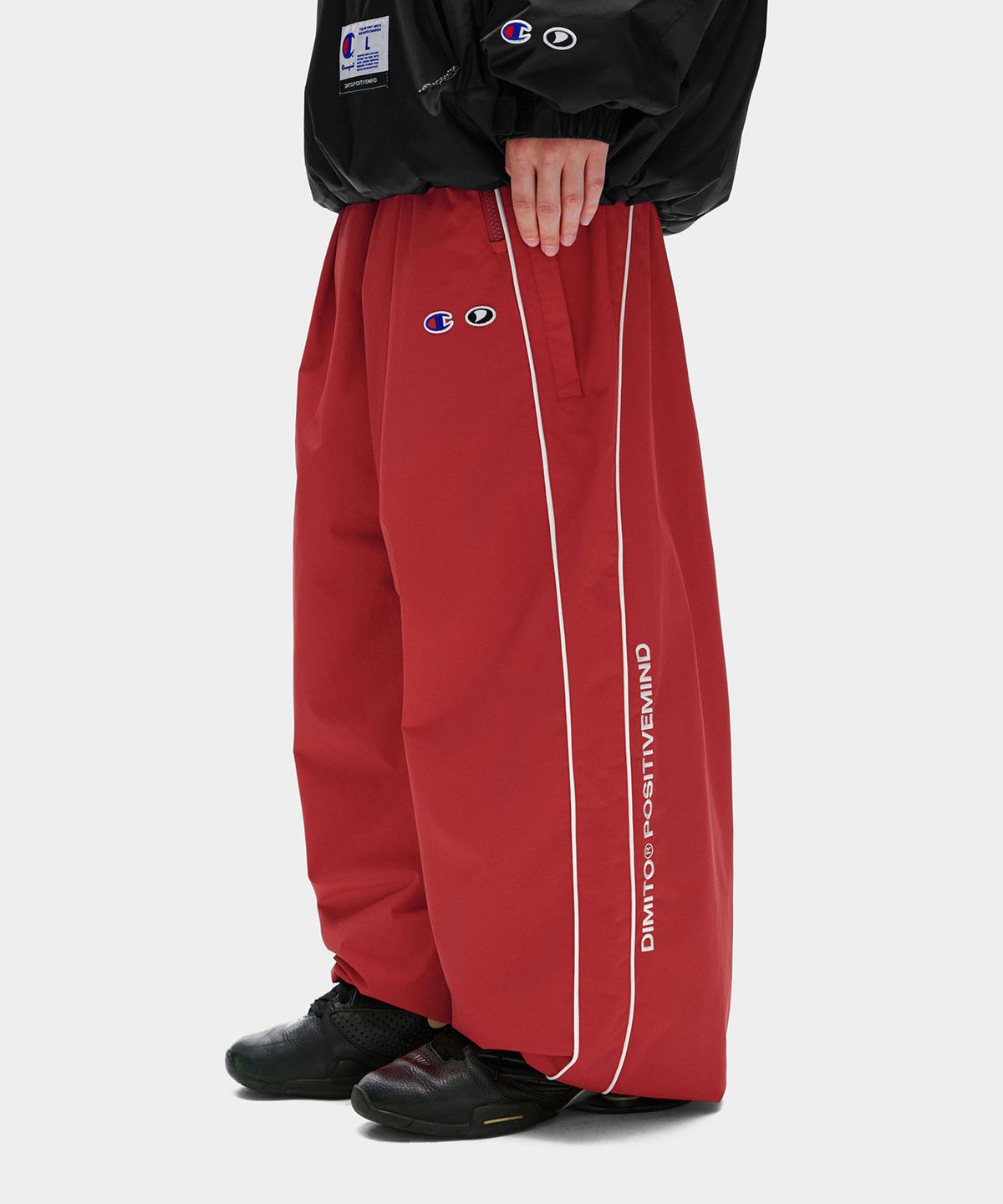 디미토(DIMITO) [CHAMPION x DIMITO] SCRIPT TRACK BANDED PANTS (WIDE FIT LV.2) STANFORD RED