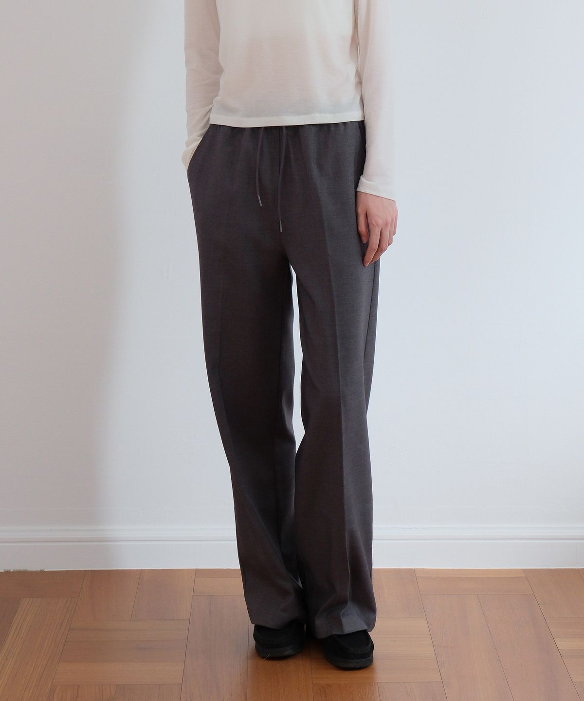 모의(MOUI) Wool banding slacks (CHACOAL)
