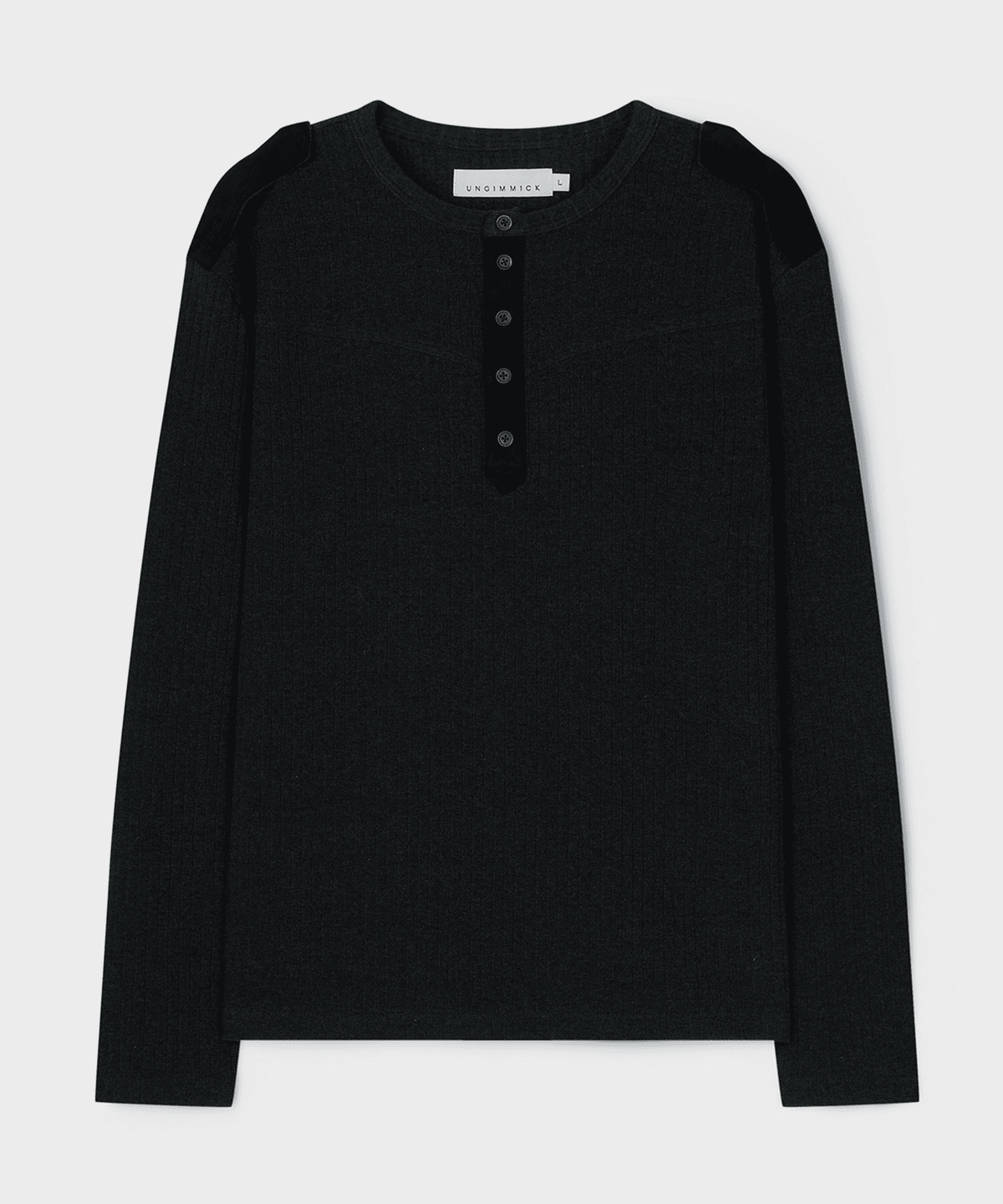 언지미크(UNGIMMICK) HENLEY TOP WITH SUEDE TRIM (CHARCOAL)