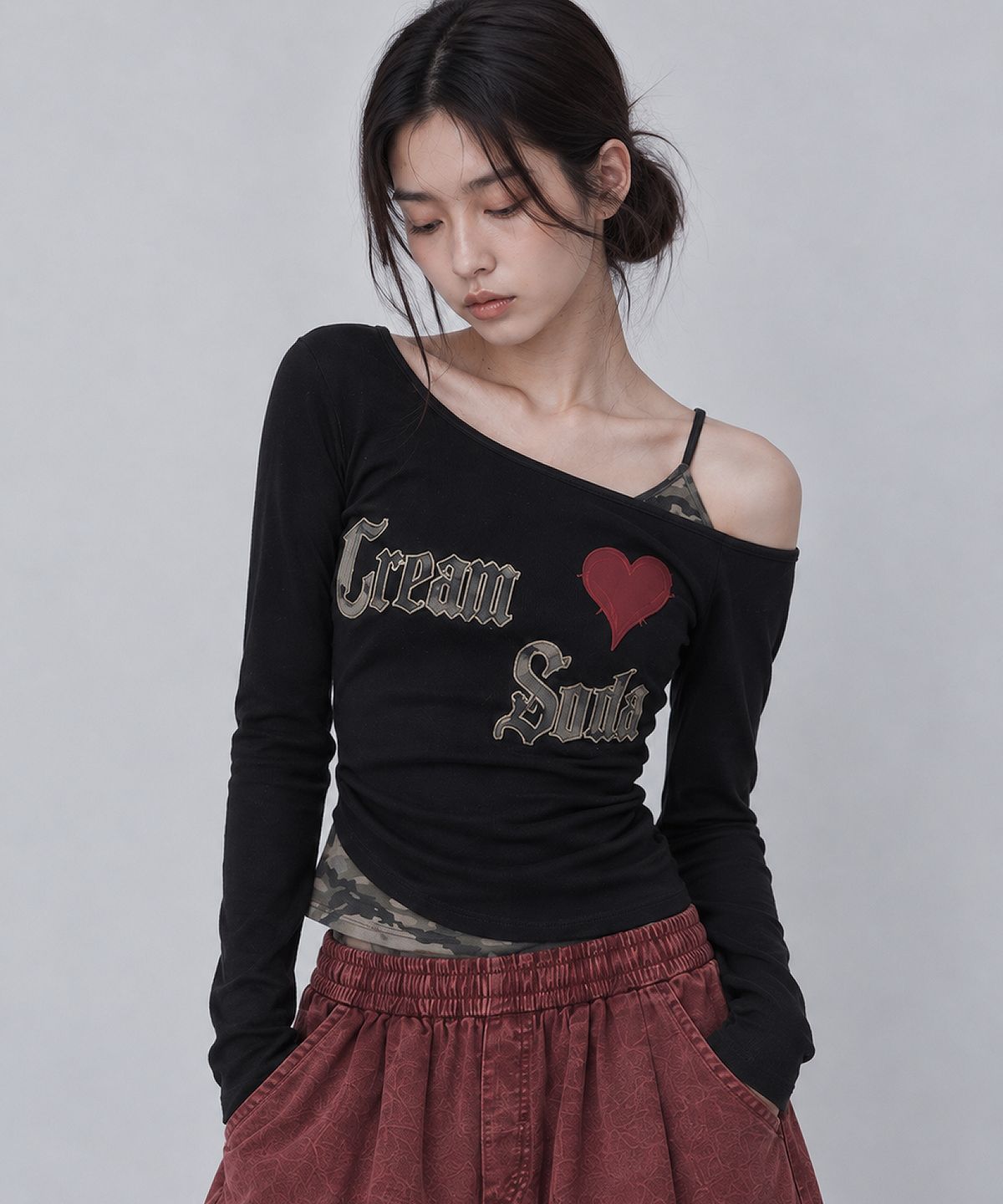 크림소다랩(CREAM SODA LAB) 카모 레이어드 하트 슬림 원숄더 롱슬리브 블랙