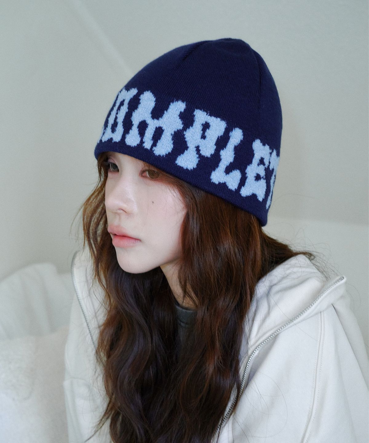 올인컴플리트(ALLINCOMPLETE) 폼폼 로고 자가드 비니 (네이비)