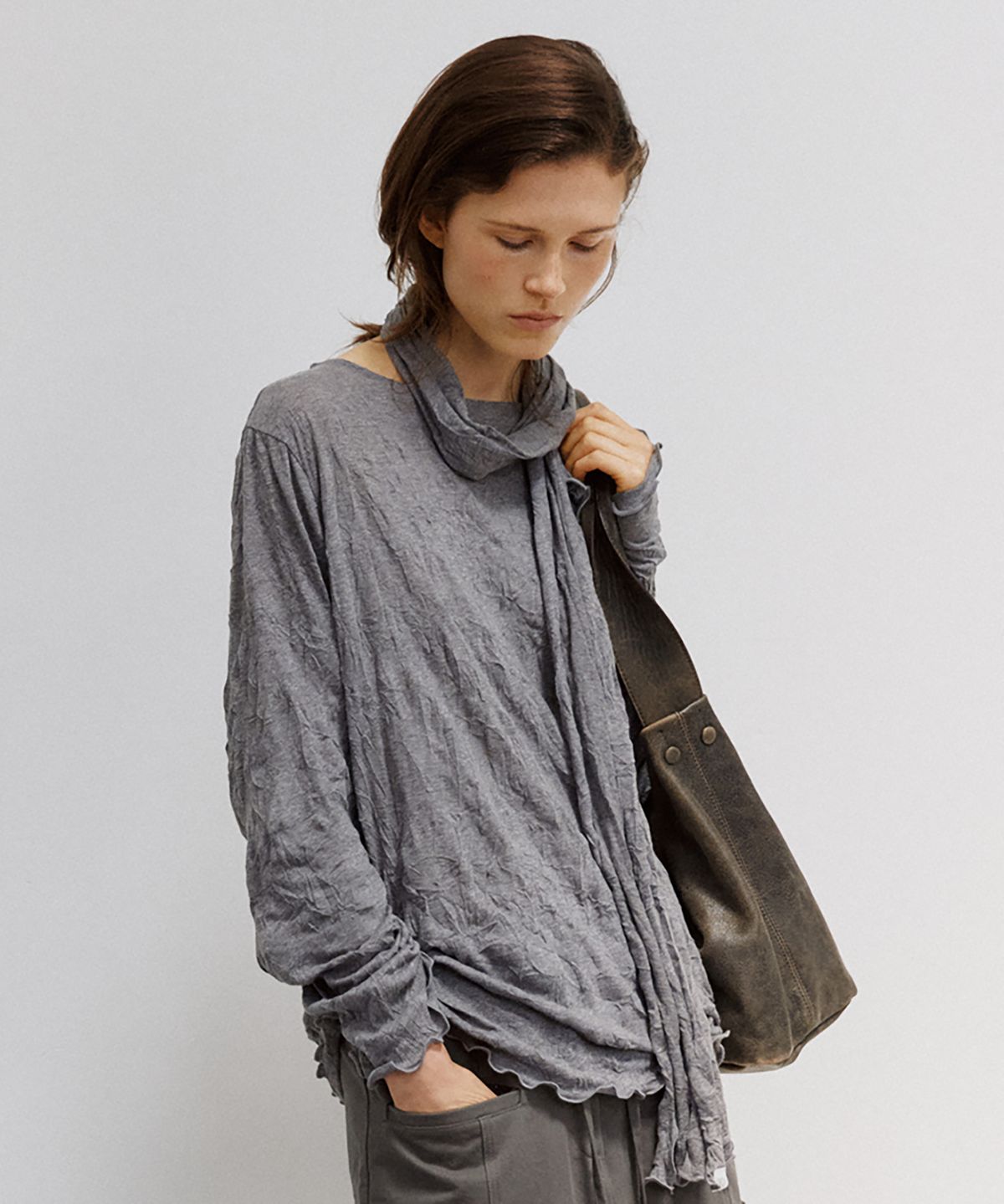 노우드(NOEUD) TS019 Wrinkle Boat-Neck Top (Charcoal)