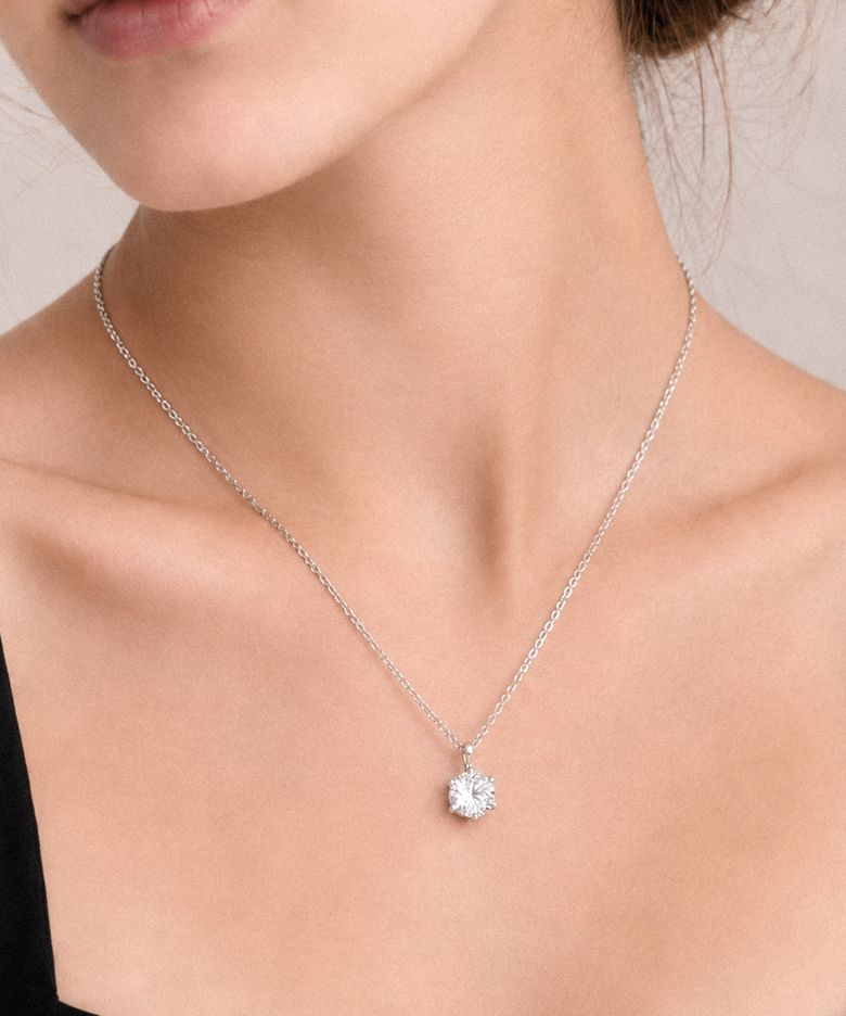 V9 Essential 40 Moissanite Stud Necklace (1ct)