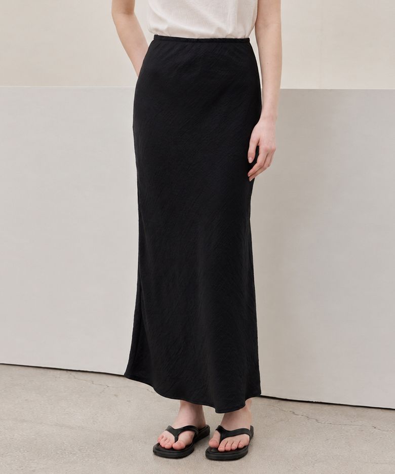 Textured Bias-Cut Skirt_Black