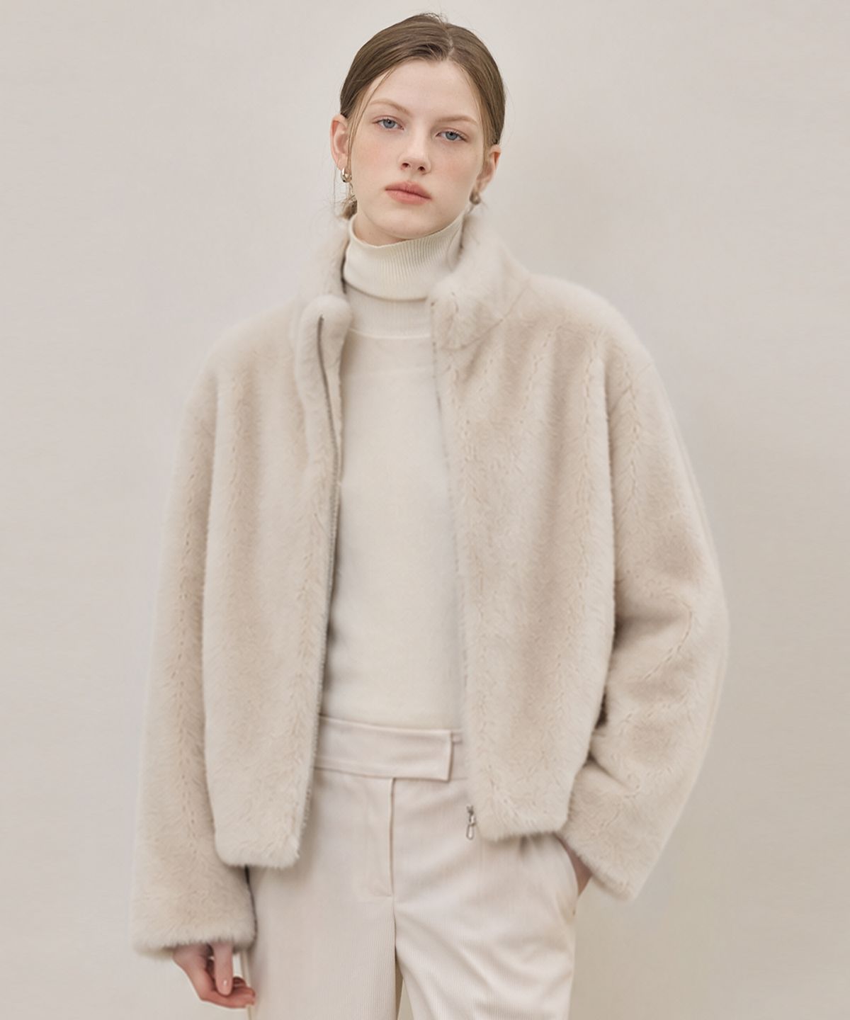 히이크(HYYK) Half Neck Faux Fur Jacket_Beige