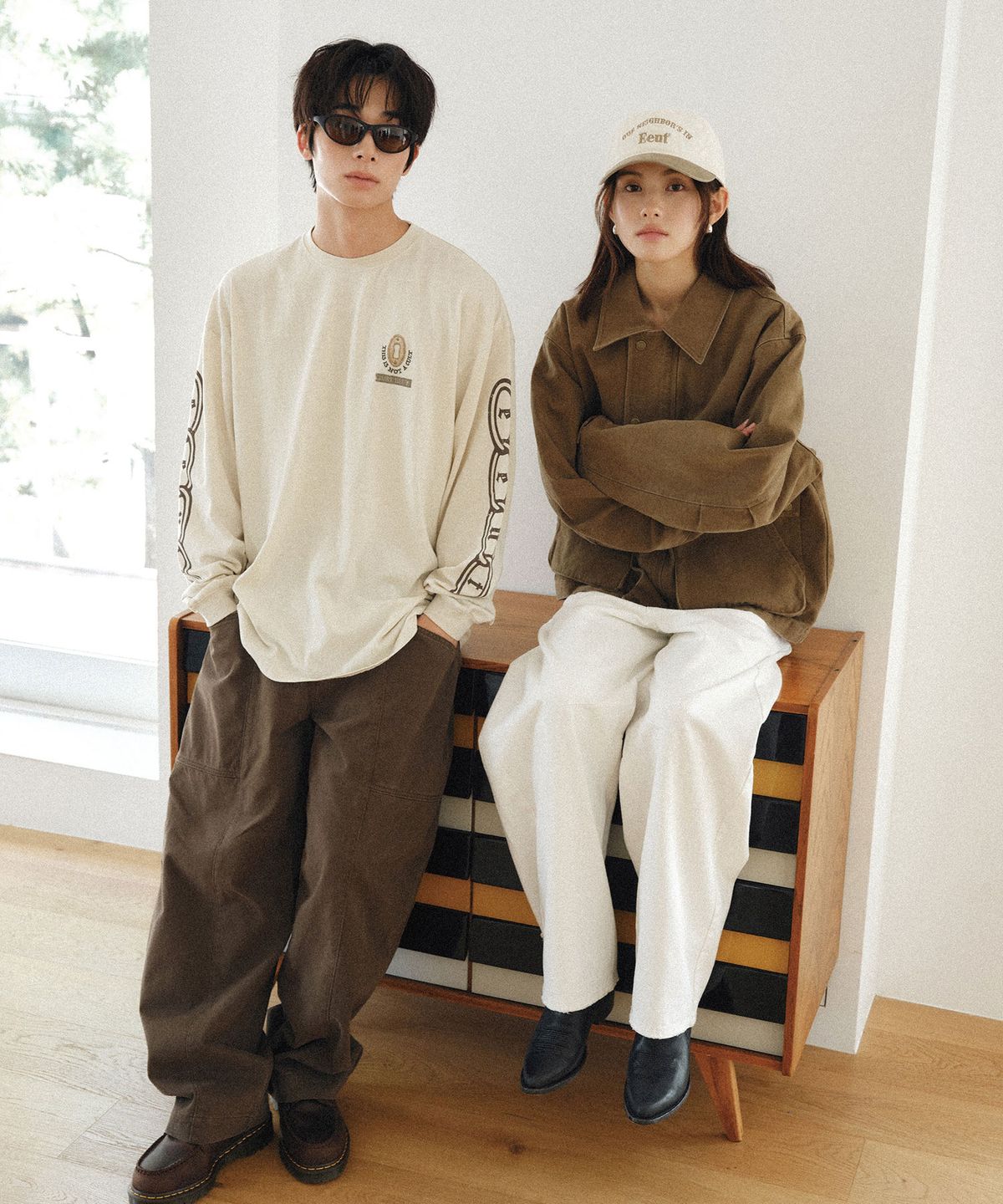 이우트(EEUT) CREASE SEAM CURVED PANTS / BROWN
