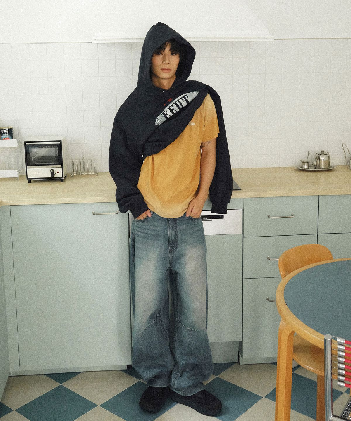 이우트(EEUT) EEUT CURVED DENIM PANTS / INDIGO BLUE