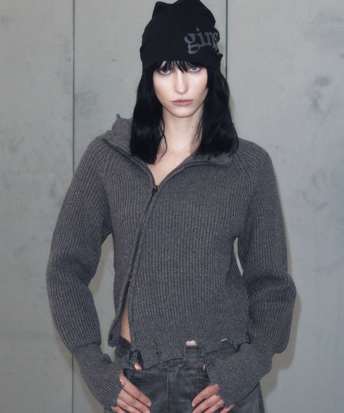 긴스키(GINSUKI) [긴스키 X 물바다]HIGH-NECK SLICE KNIT ZIP-UP (CHARCOAL)