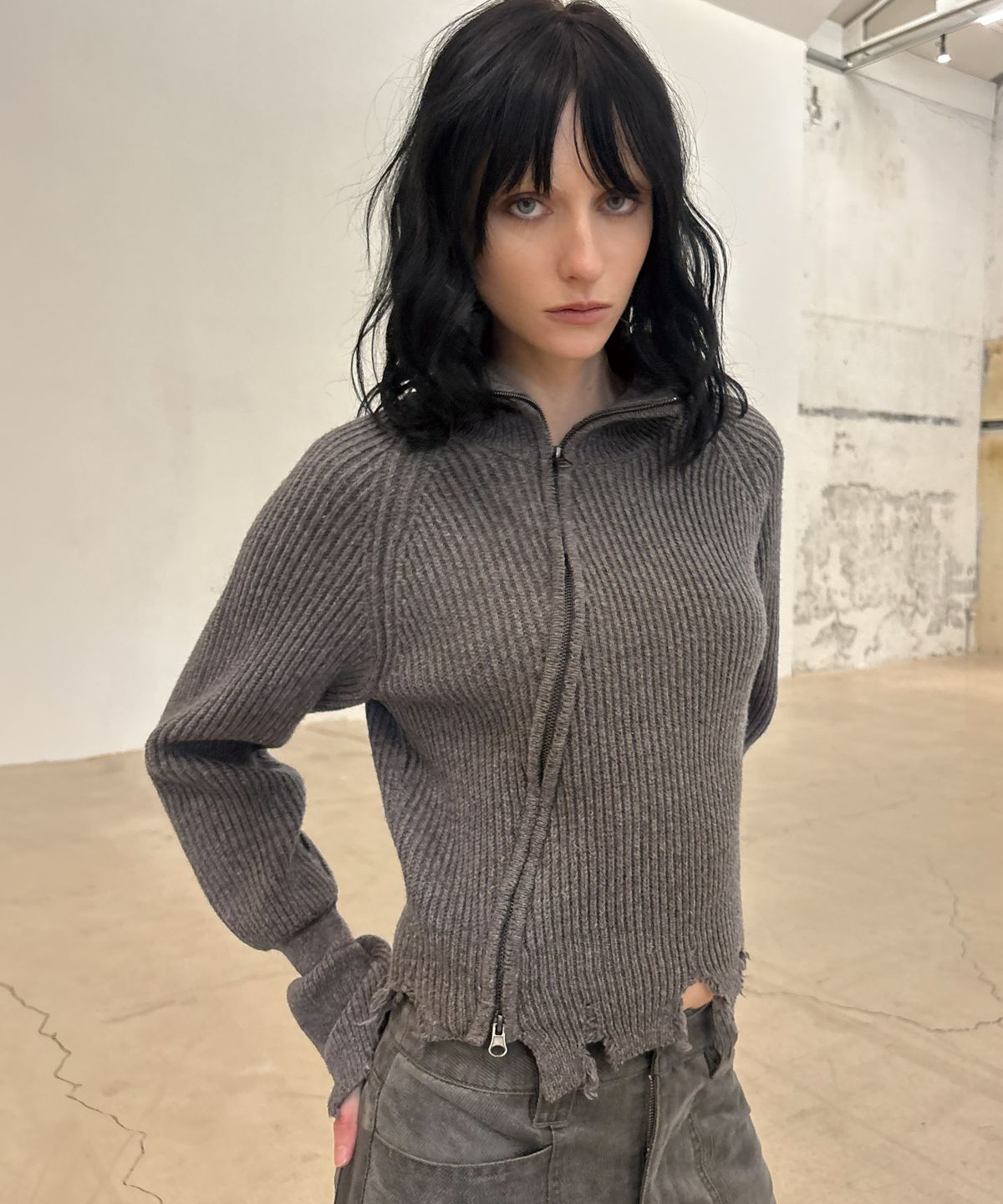 긴스키(GINSUKI) [긴스키 X 물바다]HIGH-NECK SLICE KNIT ZIP-UP (CHARCOAL)