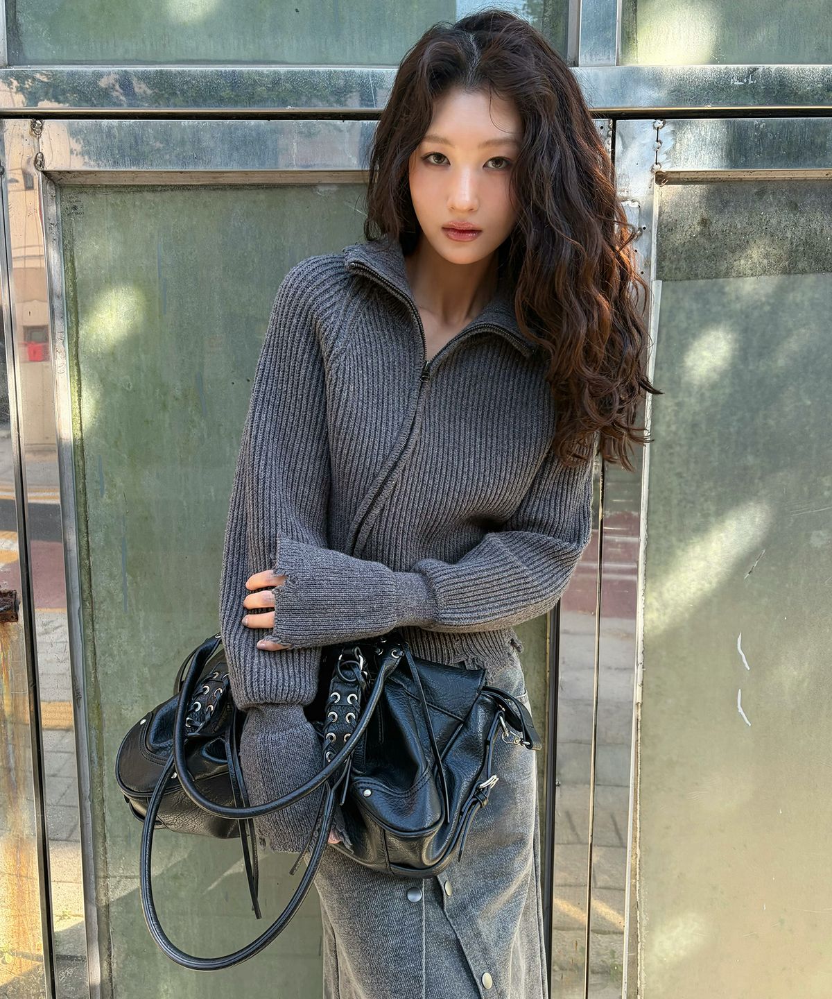 긴스키(GINSUKI) [긴스키 X 물바다]HIGH-NECK SLICE KNIT ZIP-UP (CHARCOAL)