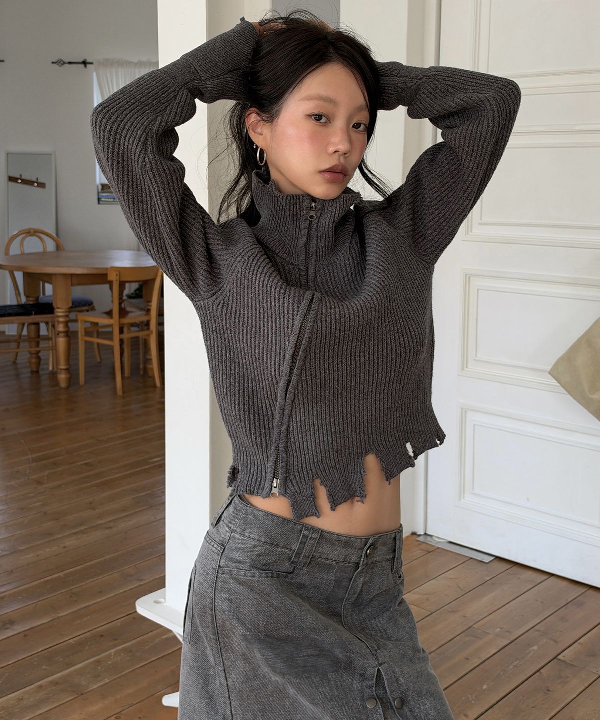 긴스키(GINSUKI) [긴스키 X 물바다]HIGH-NECK SLICE KNIT ZIP-UP (CHARCOAL)