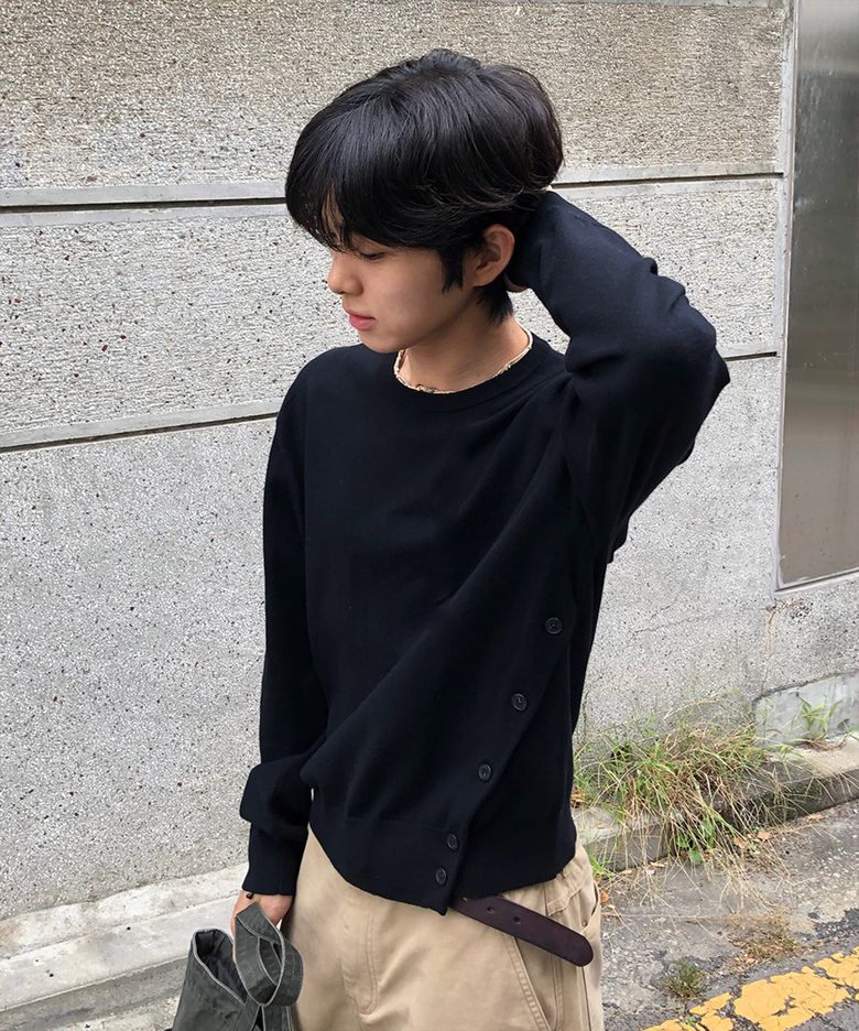 [임서진×미세키서울 맨] Asymmetric slit button knit BLACK