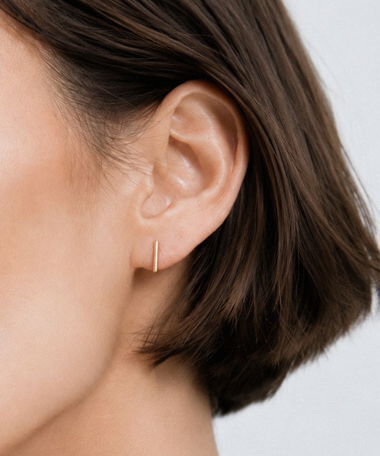 V9 Essential 61 Slim Bar Stud Earrings