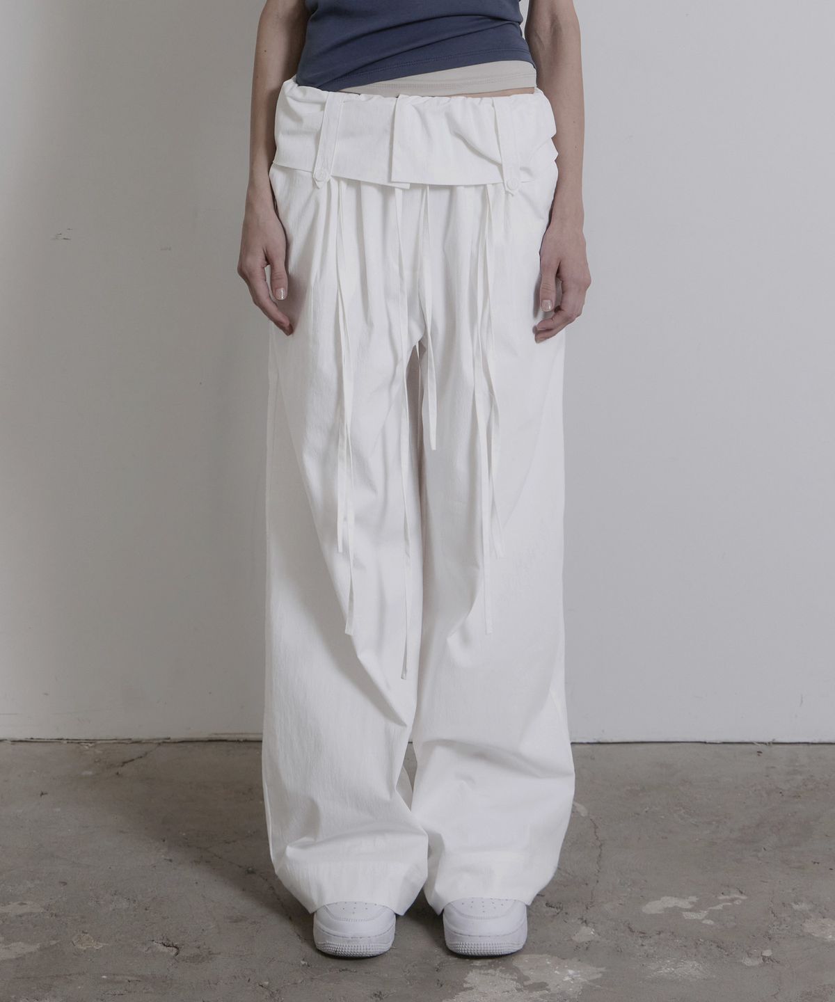 진주유즈(JINJUSE) FOLD LINE TROUSERS [WHITE]