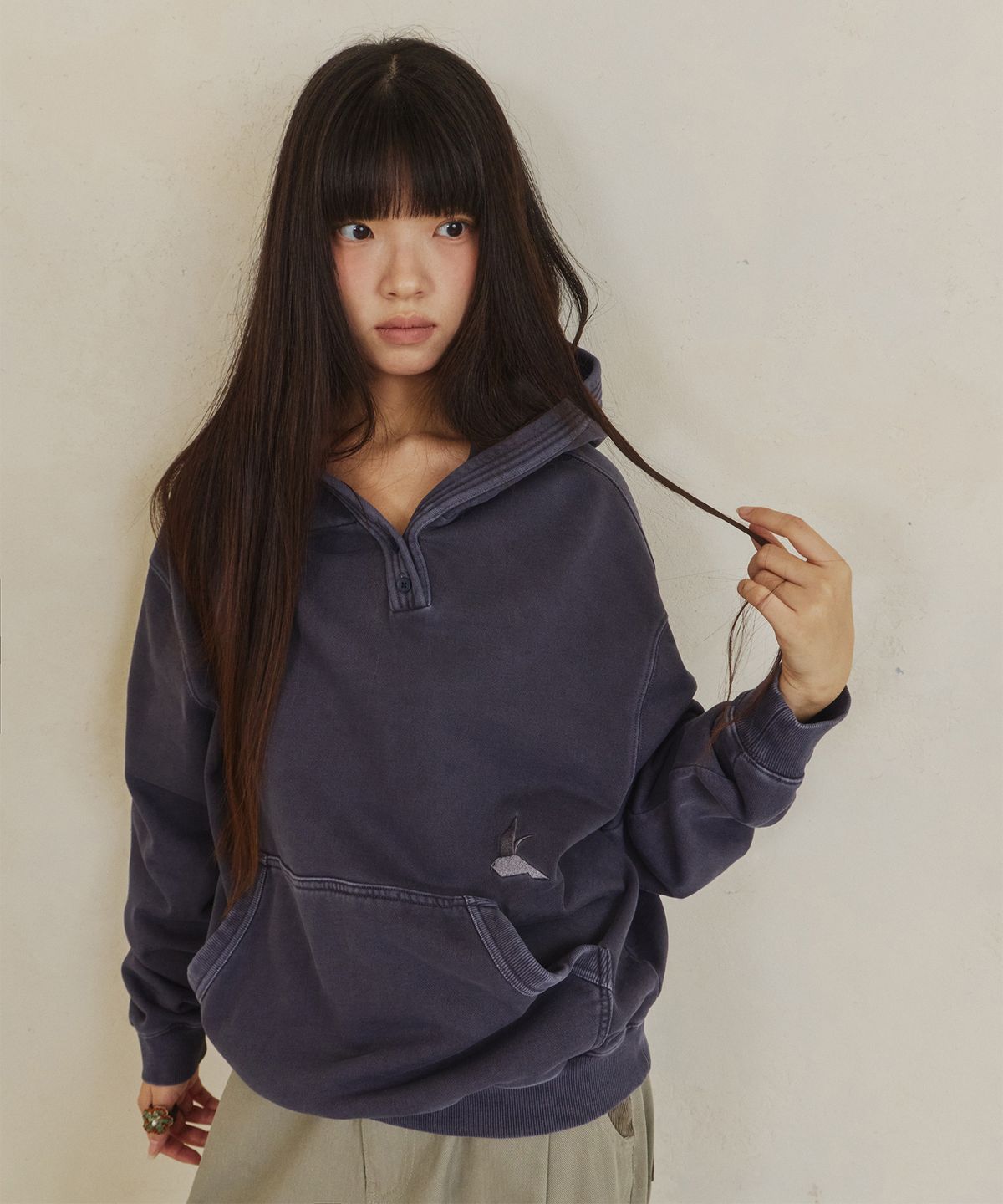 단델(DANDEL) DD slant henley neck pigment hoodie (DEEP PURPLE)