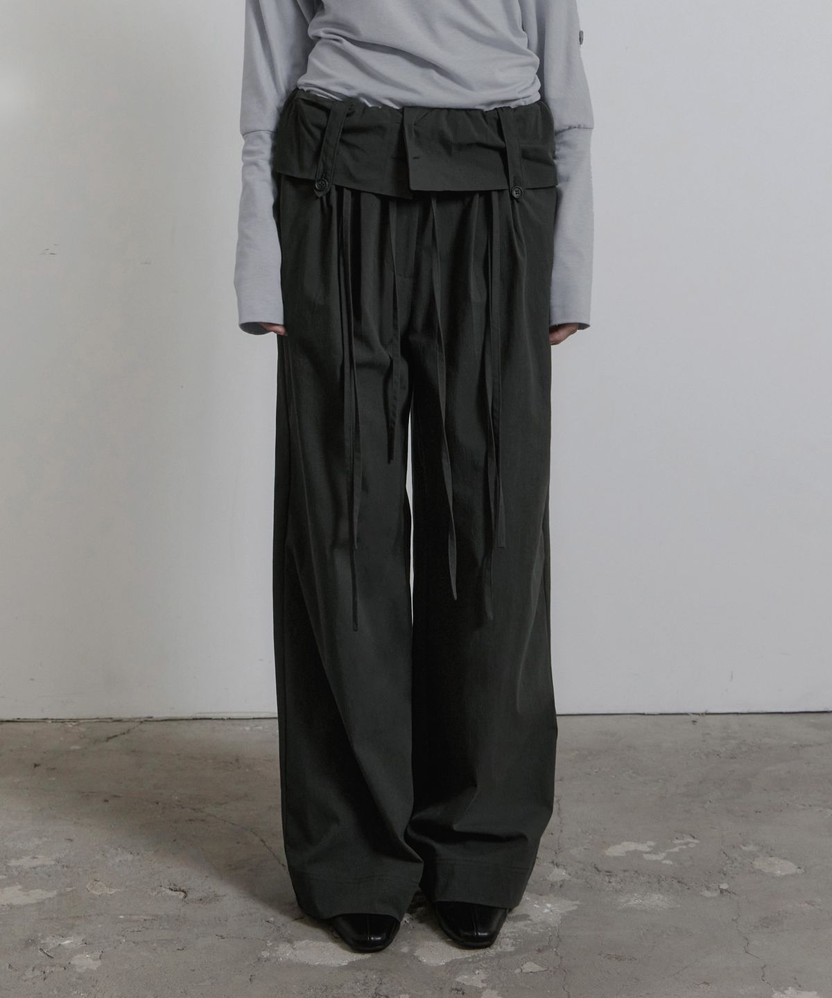 진주유즈(JINJUSE) FOLD LINE TROUSERS [DARK KHAKI]