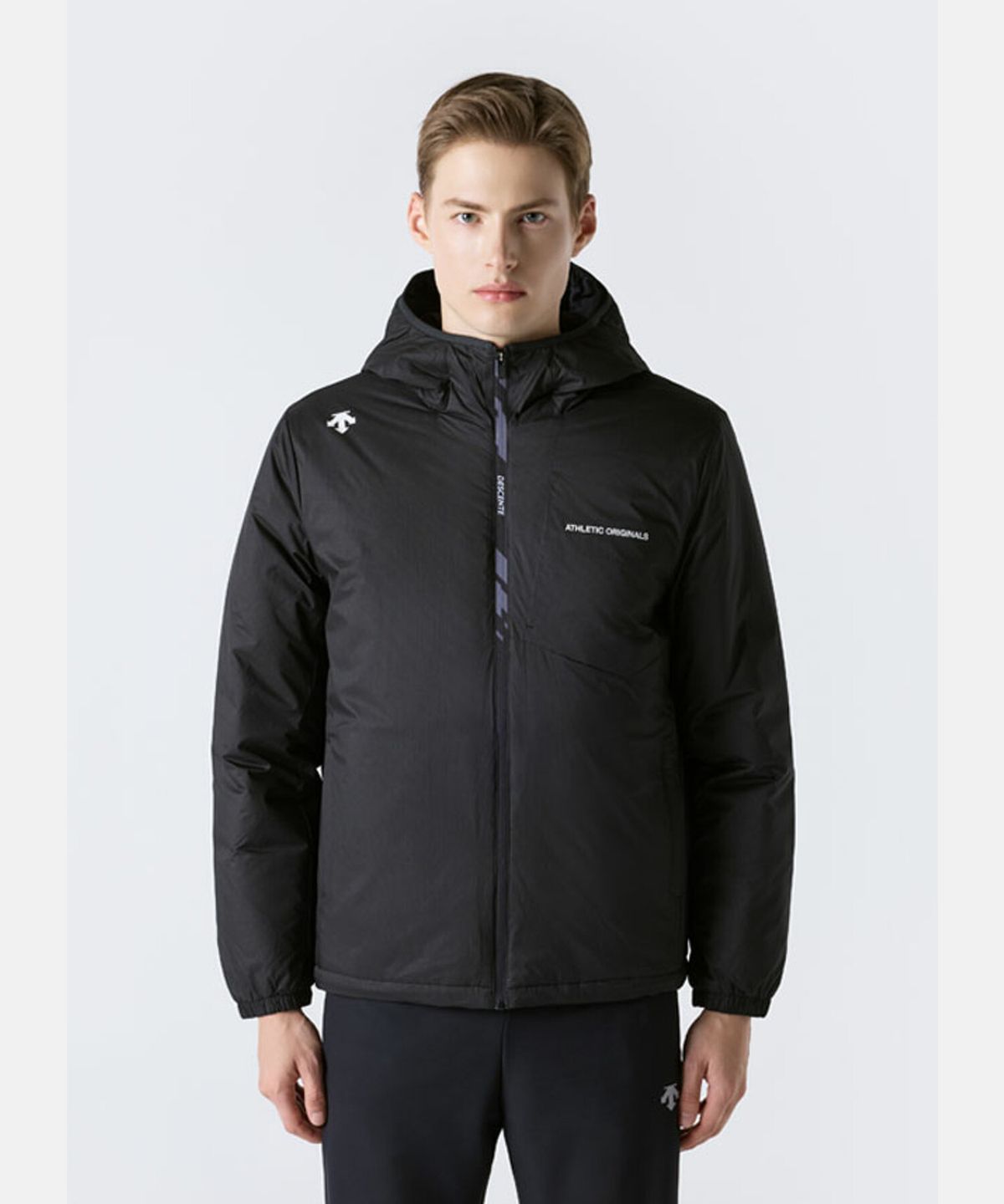 데상트(DESCENTE) 남성 윈터 트랙 런 경량 후드형 패딩 자켓 블랙 SR421RPDO1