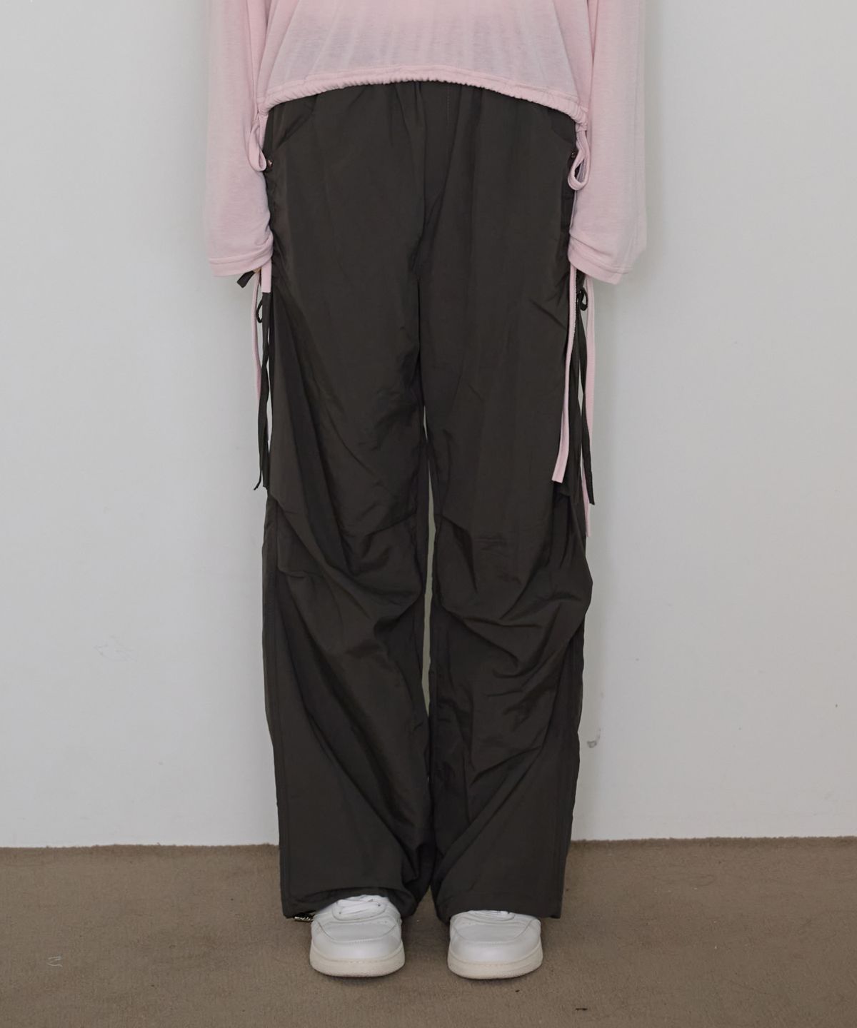 핑크파인애플(PINKPINEAPPLE) WANDER FLOW SHIRRING PANTS_CHARCOAL