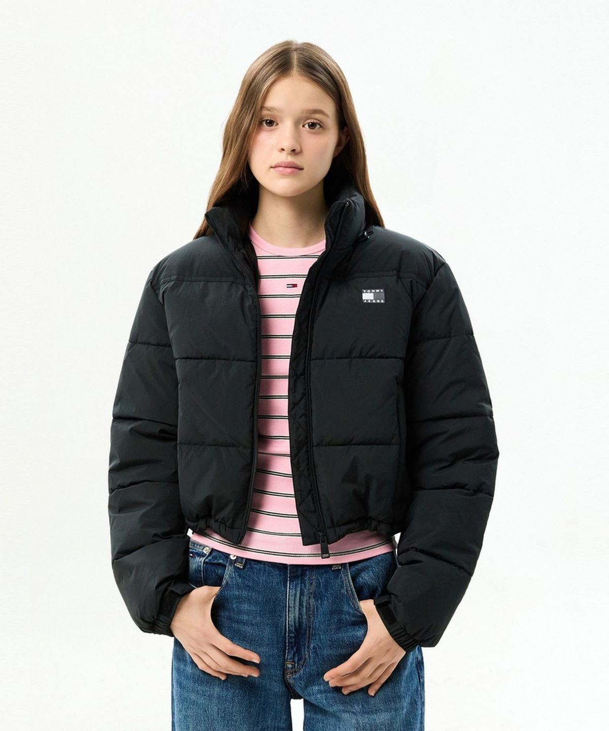 타미진스(TOMMY JEANS) 백 플래그 크롭 에센셜 푸퍼 재킷 (T32G7WJC43TWT1BDS)