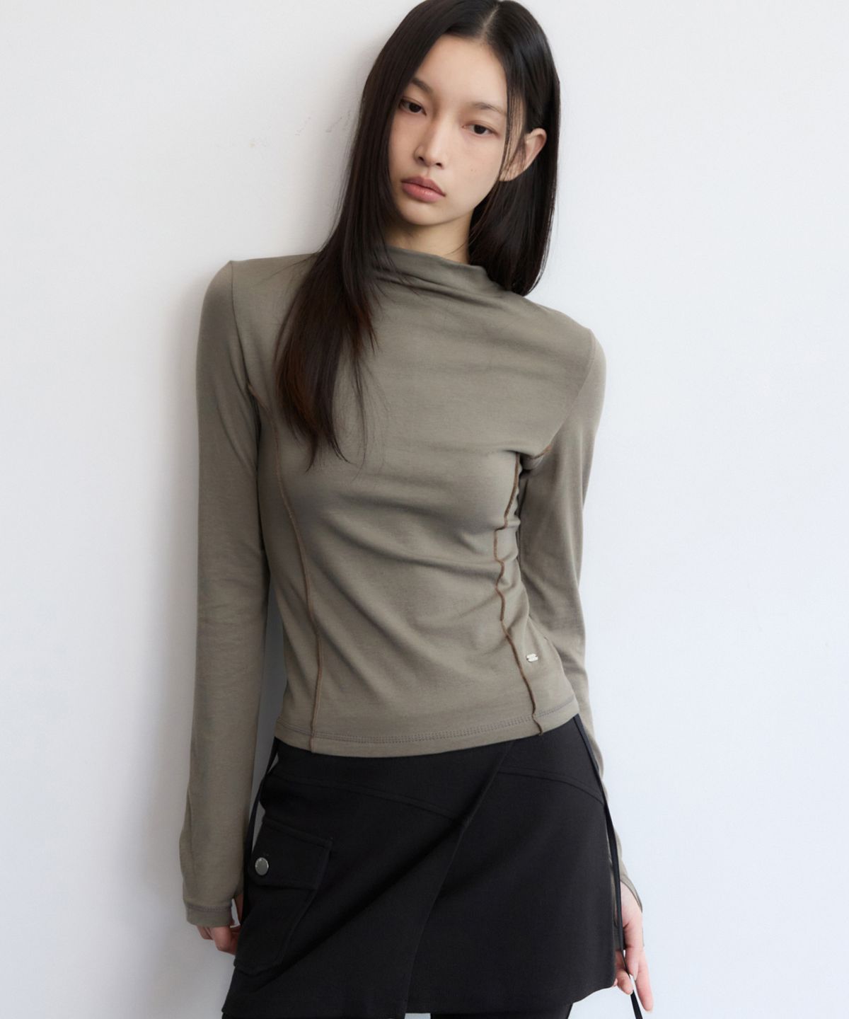 렌세(RENSE) Slim Fit Stitch Mock Neck Tee Khaki