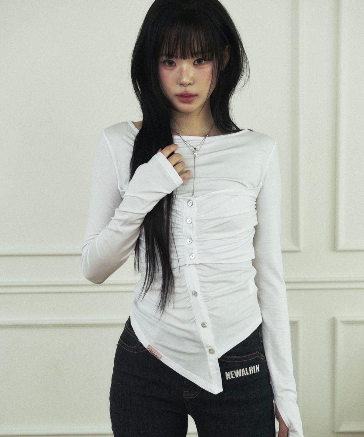 뉴얼린(NEWALRIN) Jelly Button Asymmetric Ruched Top White