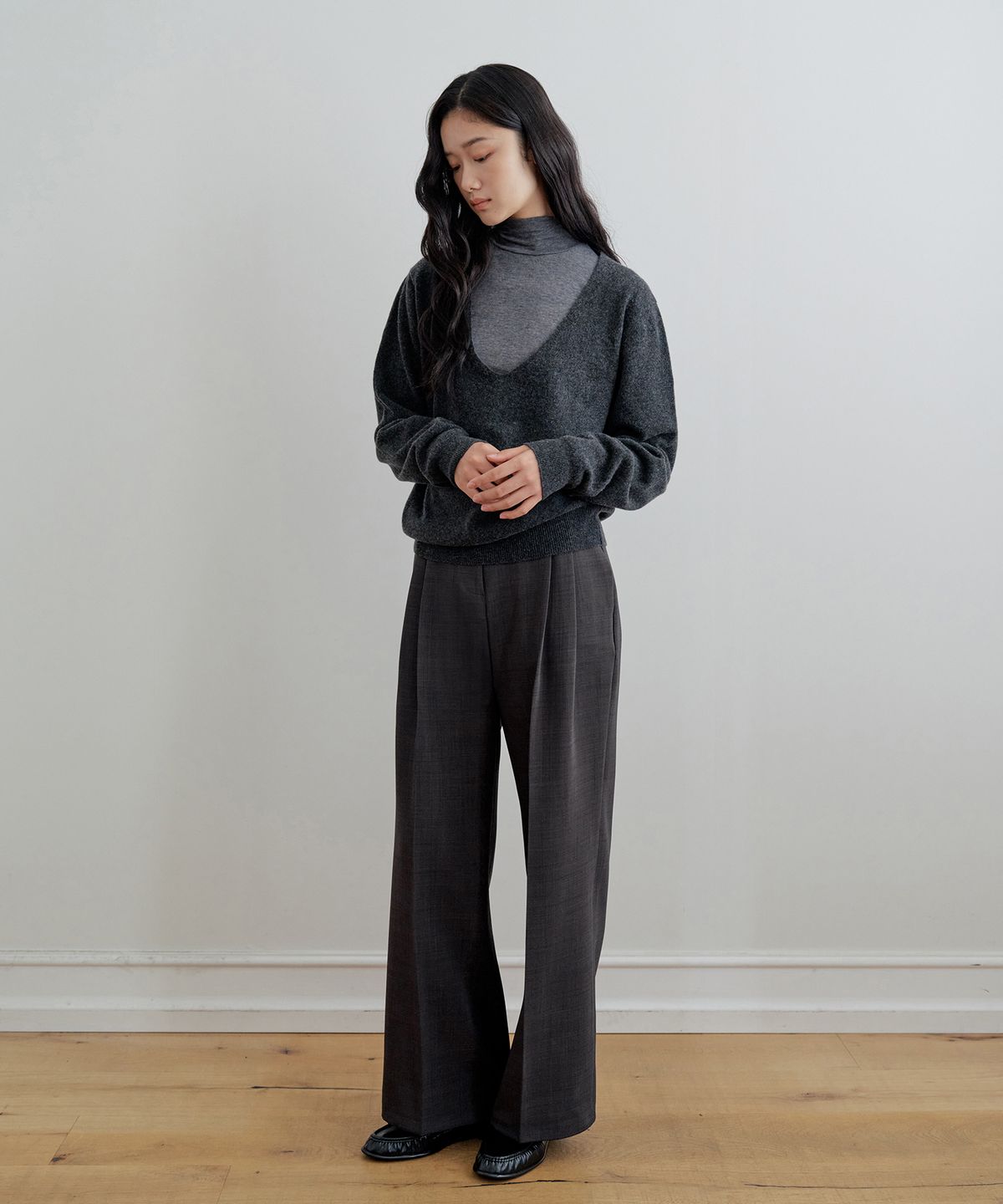 비올셋(BE ALL SET) Essential Two-Tuck Slacks_Dark Grey