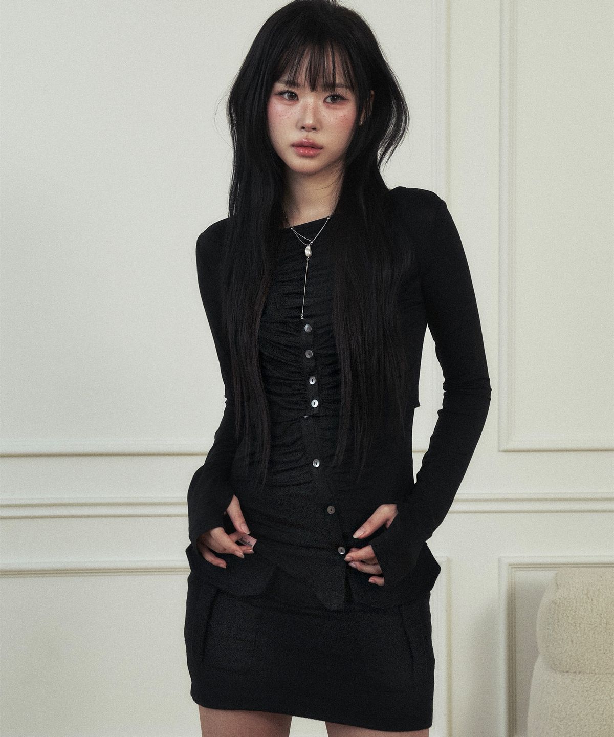 뉴얼린(NEWALRIN) Jelly Button Asymmetric Ruched Top Black