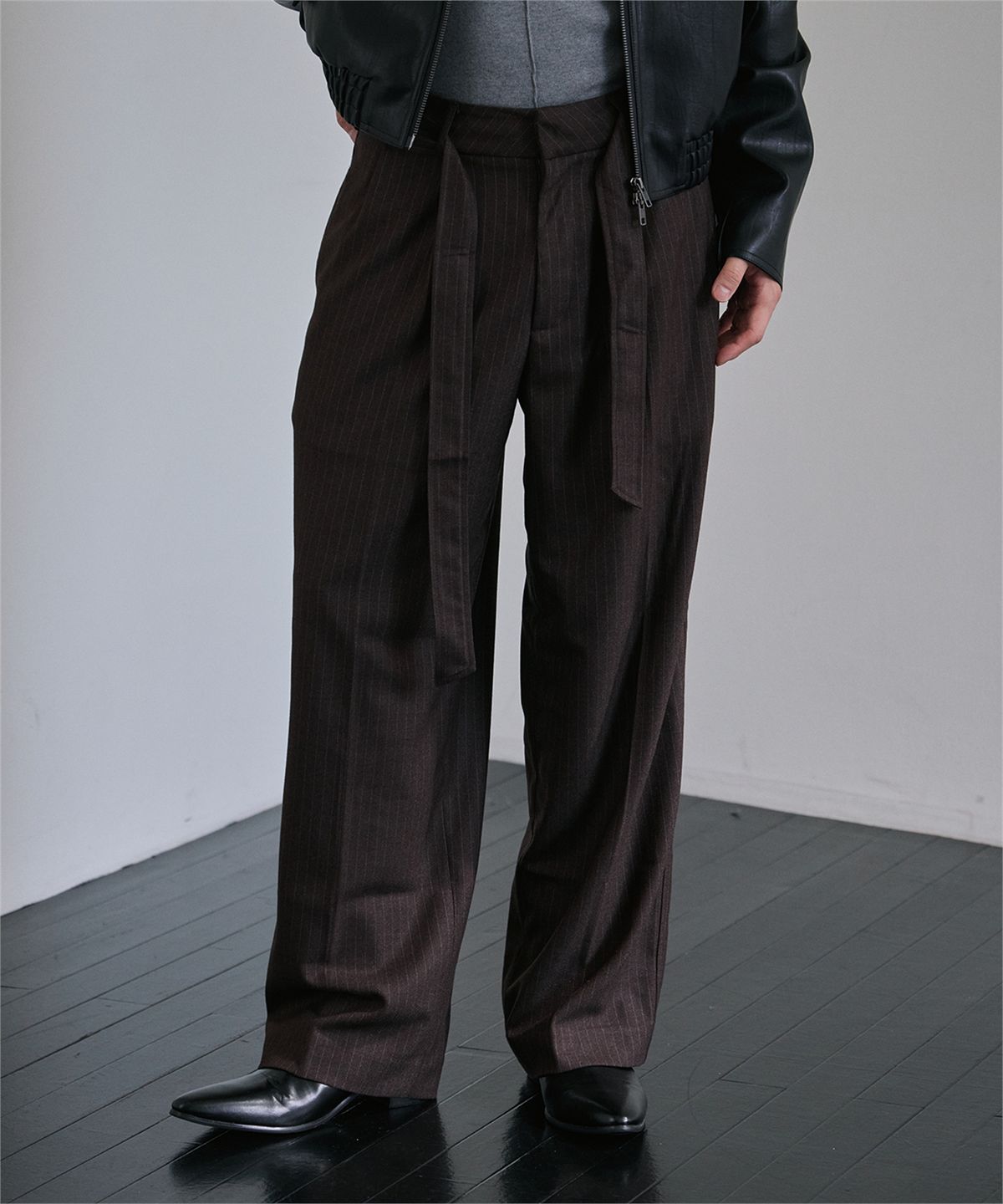 로랑서울(LAURANTSEOUL) Belted two tuck stripe wide slacks(Brownlstripe)