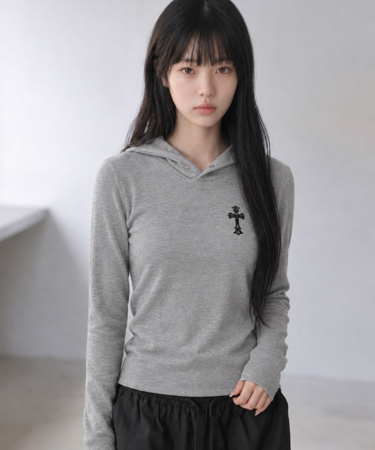 다미쉬(DAMISH) 크로스 자수 리브드 후드 티셔츠_그레이