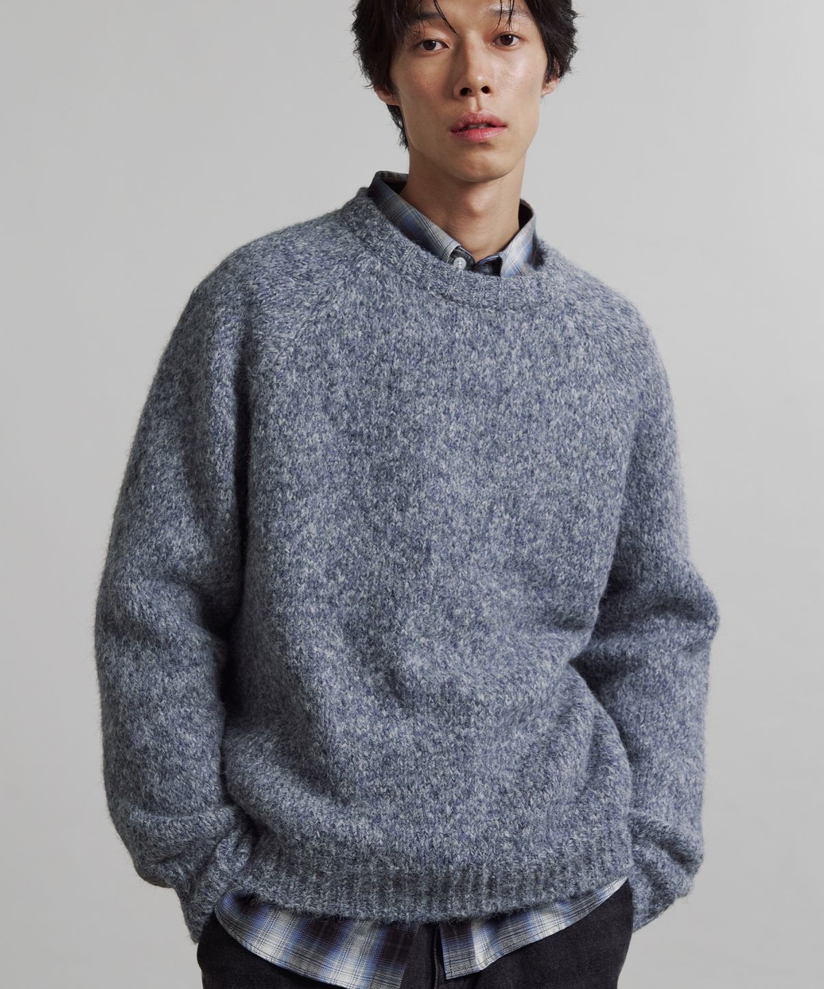 니티드(KNITTED) (UNISEX)부클 래글런 크롭 라운드 니트 CLOUD BLUE