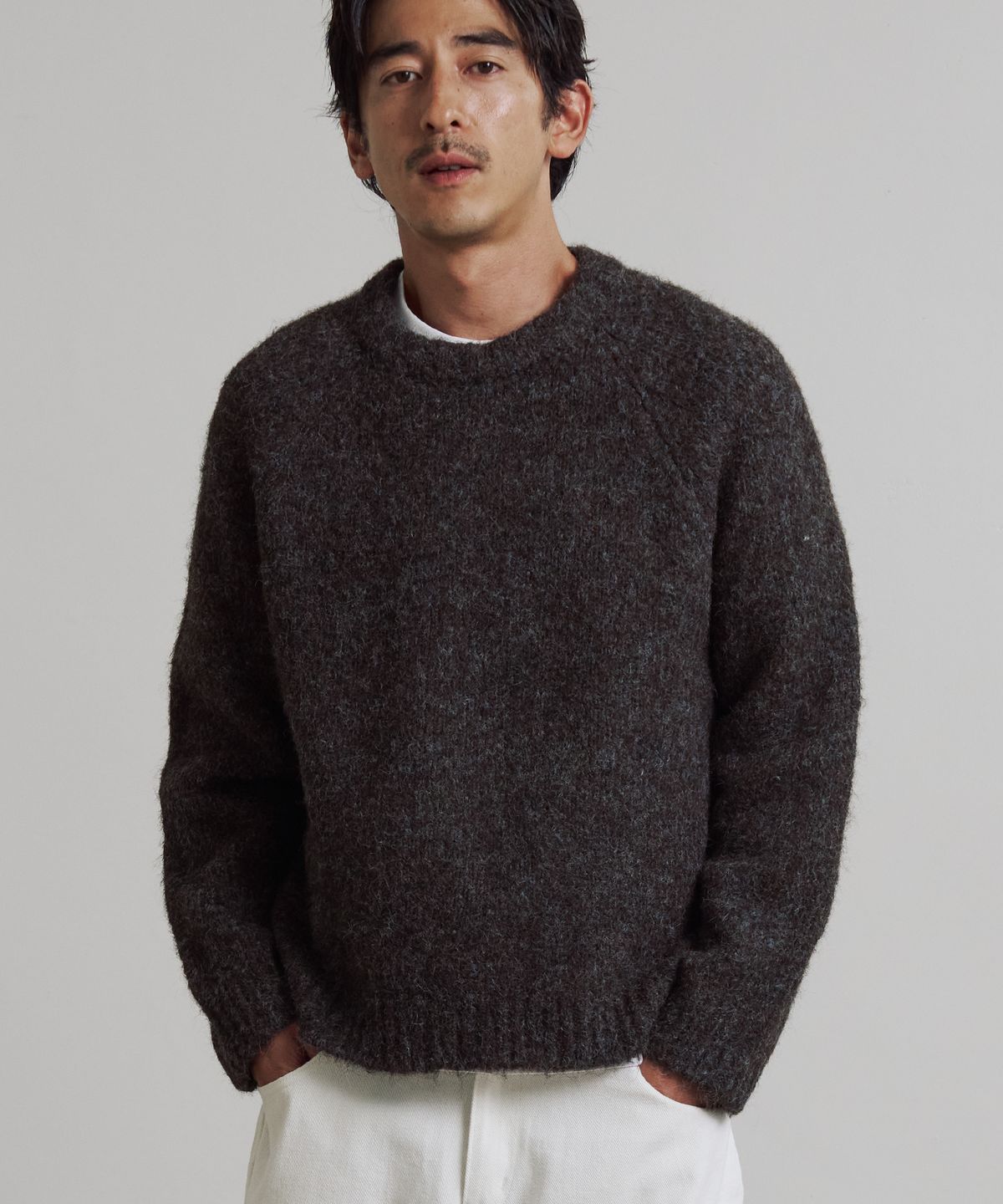 니티드(KNITTED) (UNISEX)부클 래글런 크롭 라운드 니트 BROWN