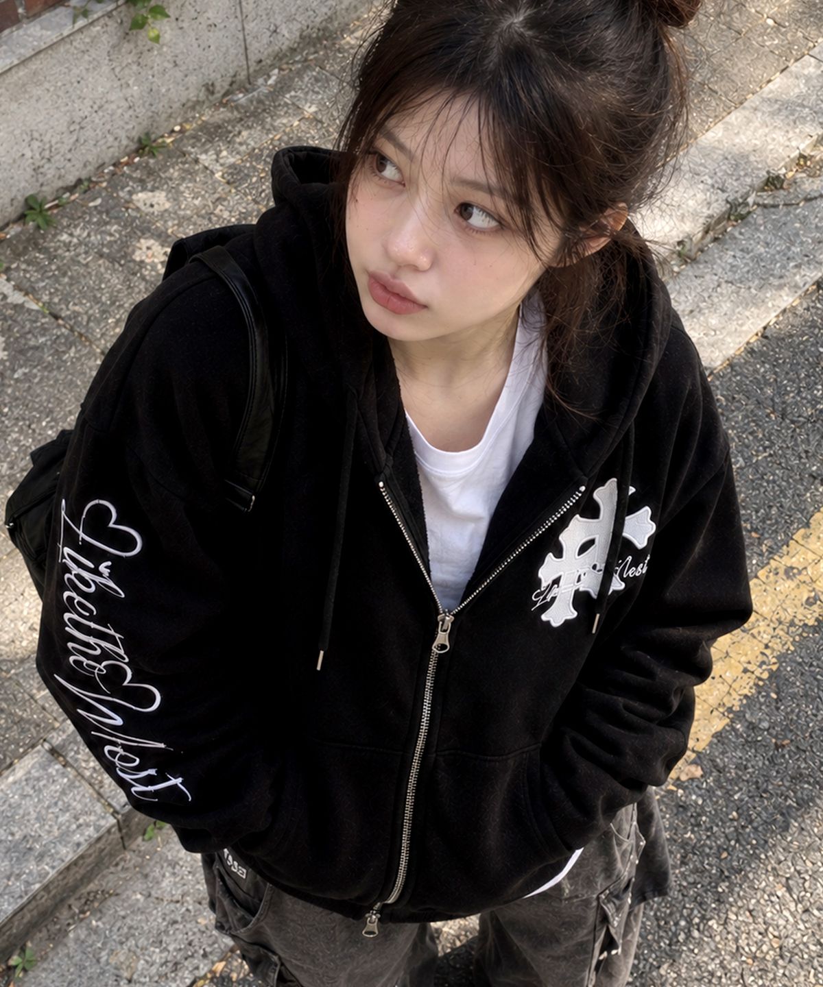 라이크더모스트(LIKE THE MOST) 더블 크로스 레터링 오버핏 후드 집업_블랙