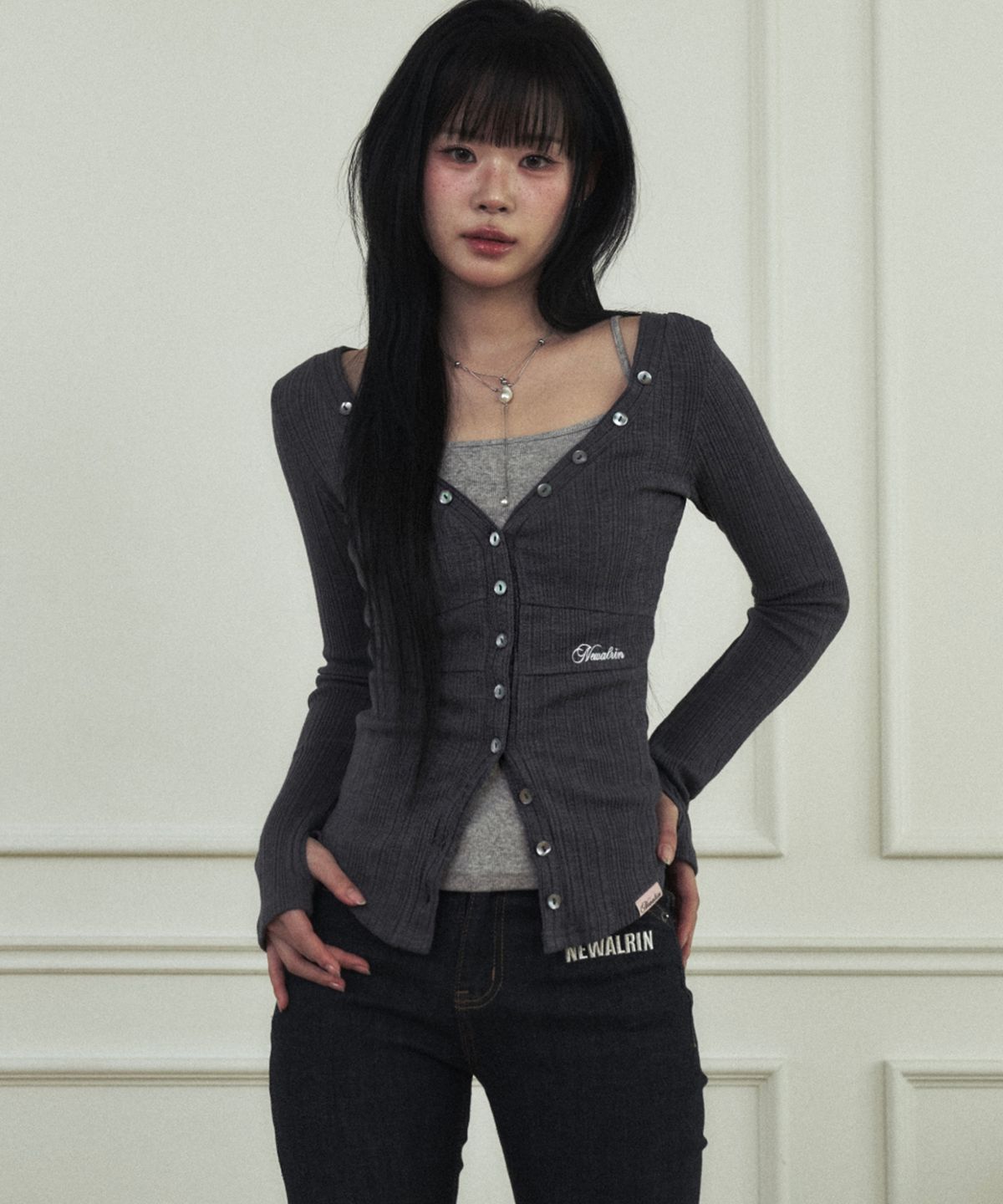 뉴얼린(NEWALRIN) Ria Neck Button Knit Top Melange Charcoal