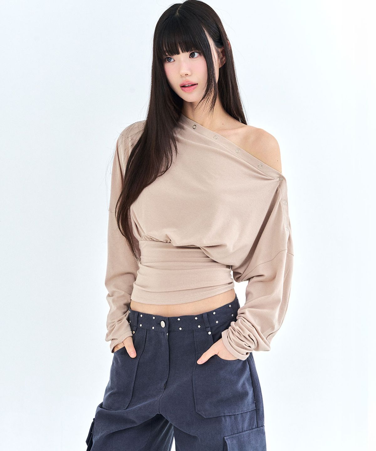 리메크(LIEMÉQUE) 스냅 드레이프 언발 롱슬리브 베이지