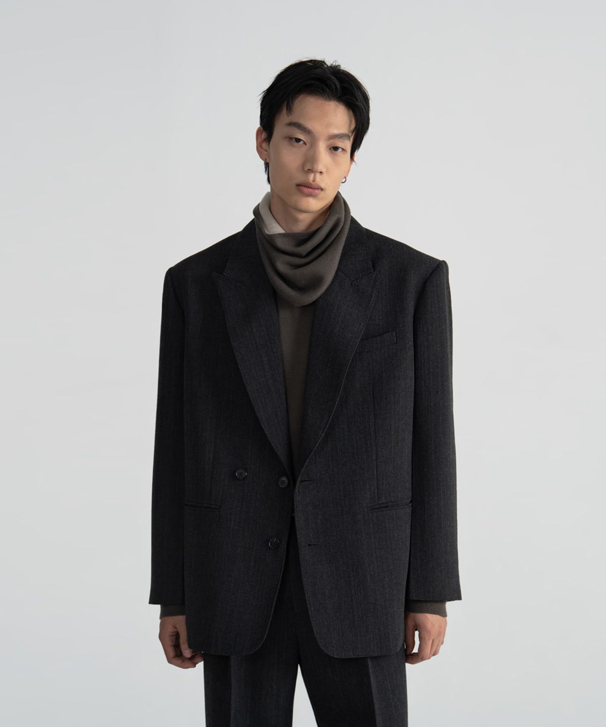 노이스(NOICE) (UNI) VIRGIN WOOL PEAKED LAPEL JACKET - CHARCOAL GREY