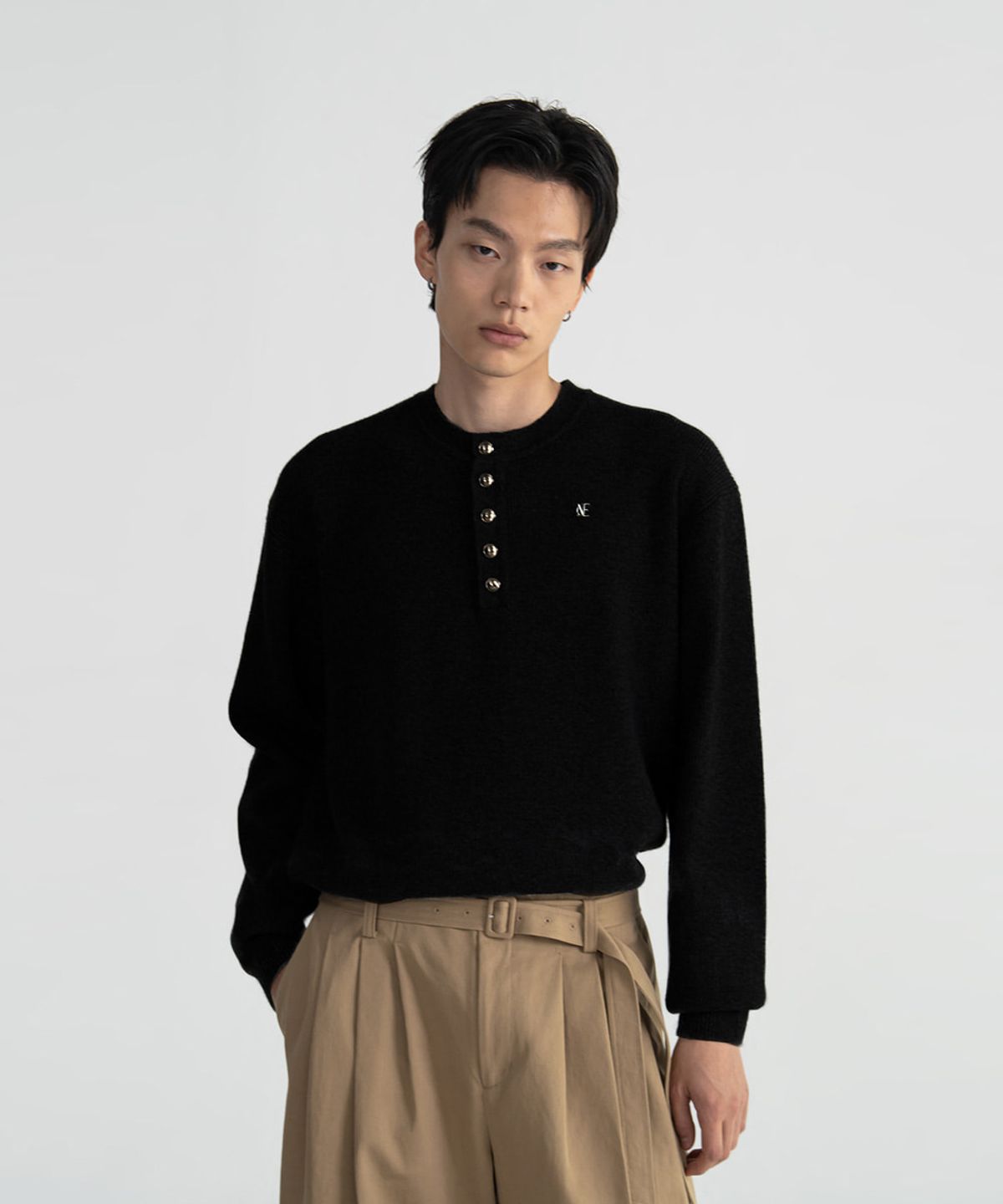 노이스(NOICE) MERINO WOOL HENLEY NECK SWEATER - BLACK