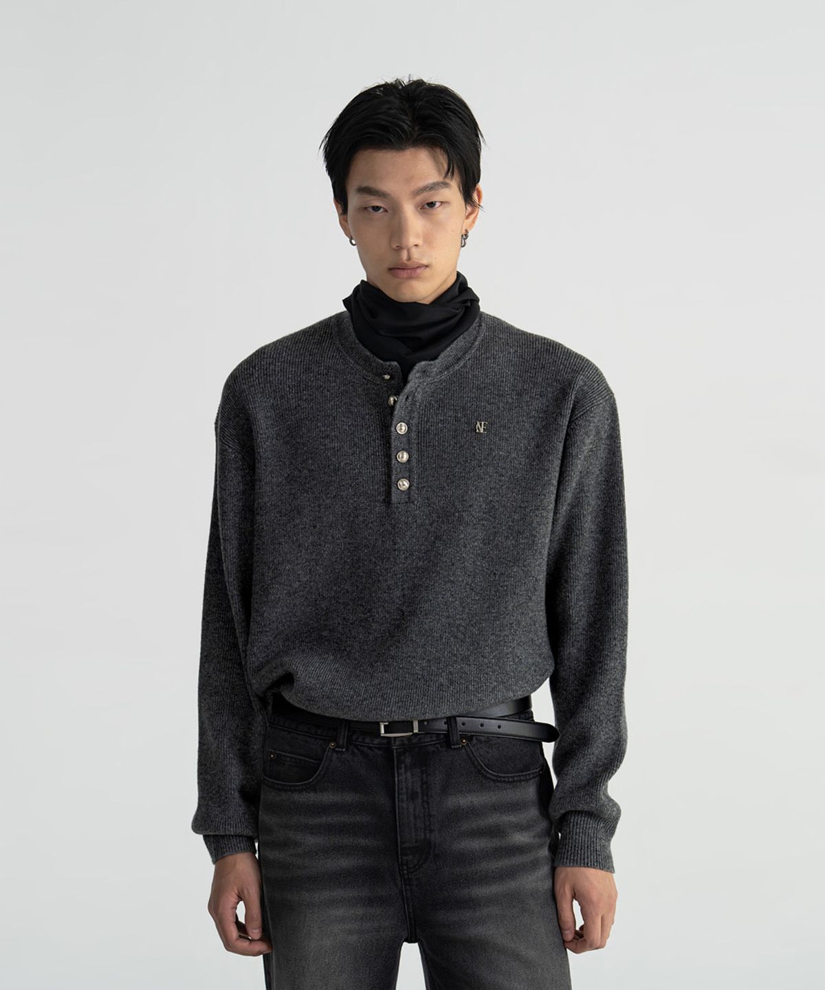 노이스(NOICE) MERINO WOOL HENLEY NECK SWEATER - CHARCOAL