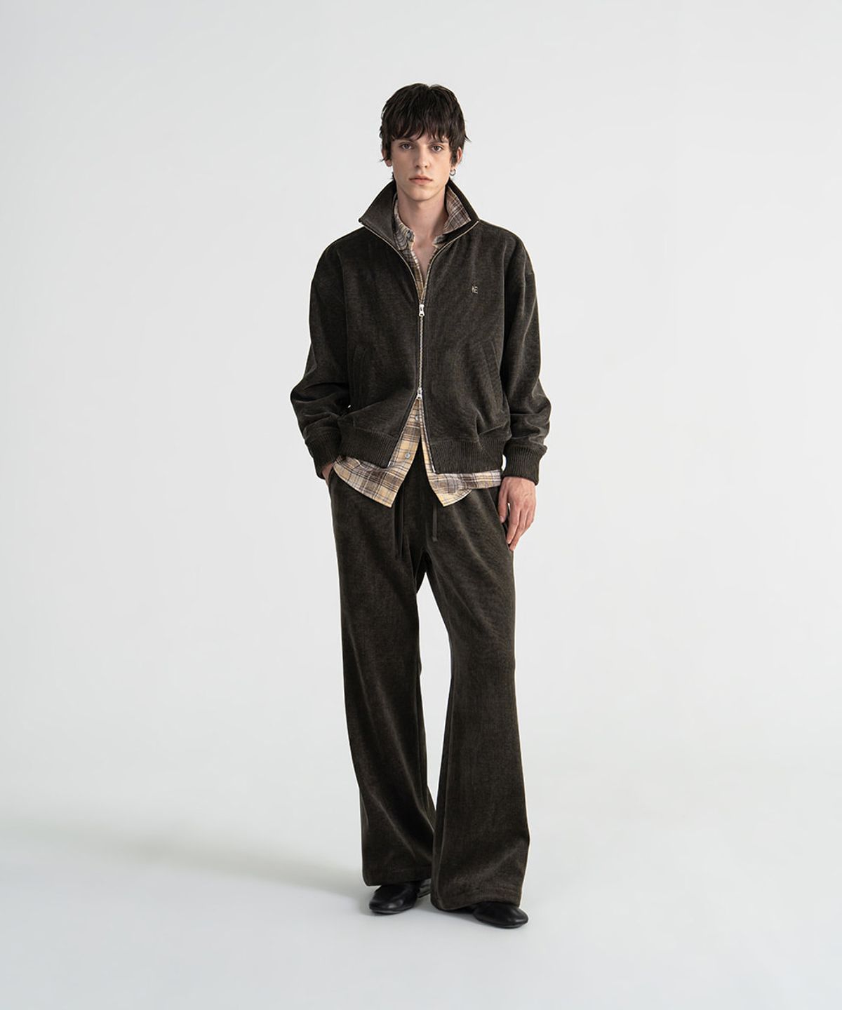 노이스(NOICE) (UNI) CHENILLE RIBBED TRACK PANTS - DARK KHAKI