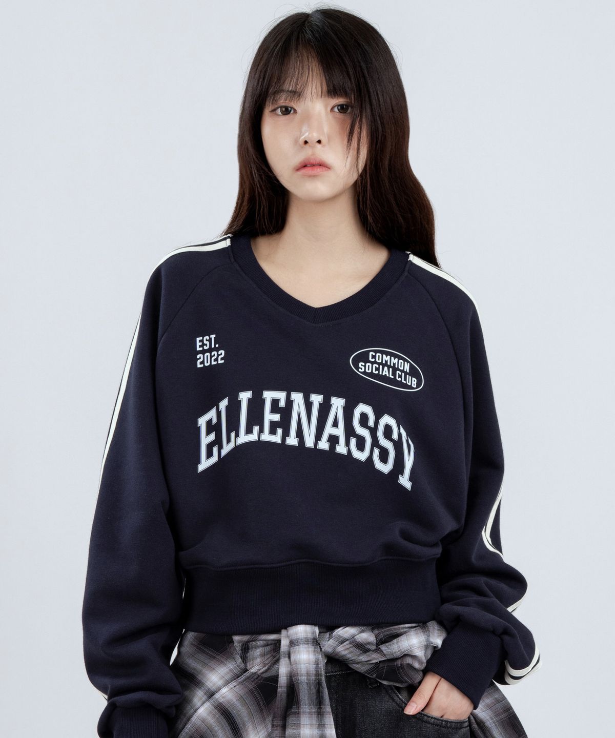 엘런아시(ELLENASSY) EST 그래픽 레글런 브이넥 트랙 크롭 맨투맨  네이비