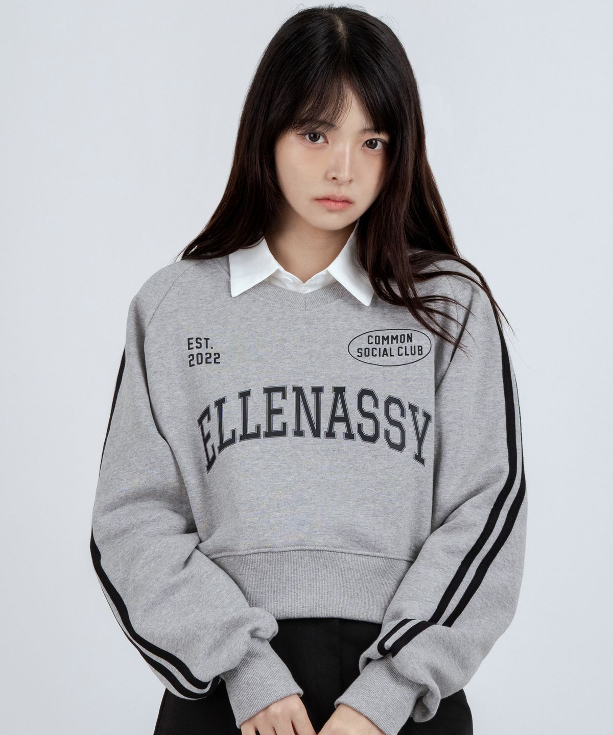 엘런아시(ELLENASSY) EST 그래픽 레글런 브이넥 트랙 크롭 맨투맨 그레이