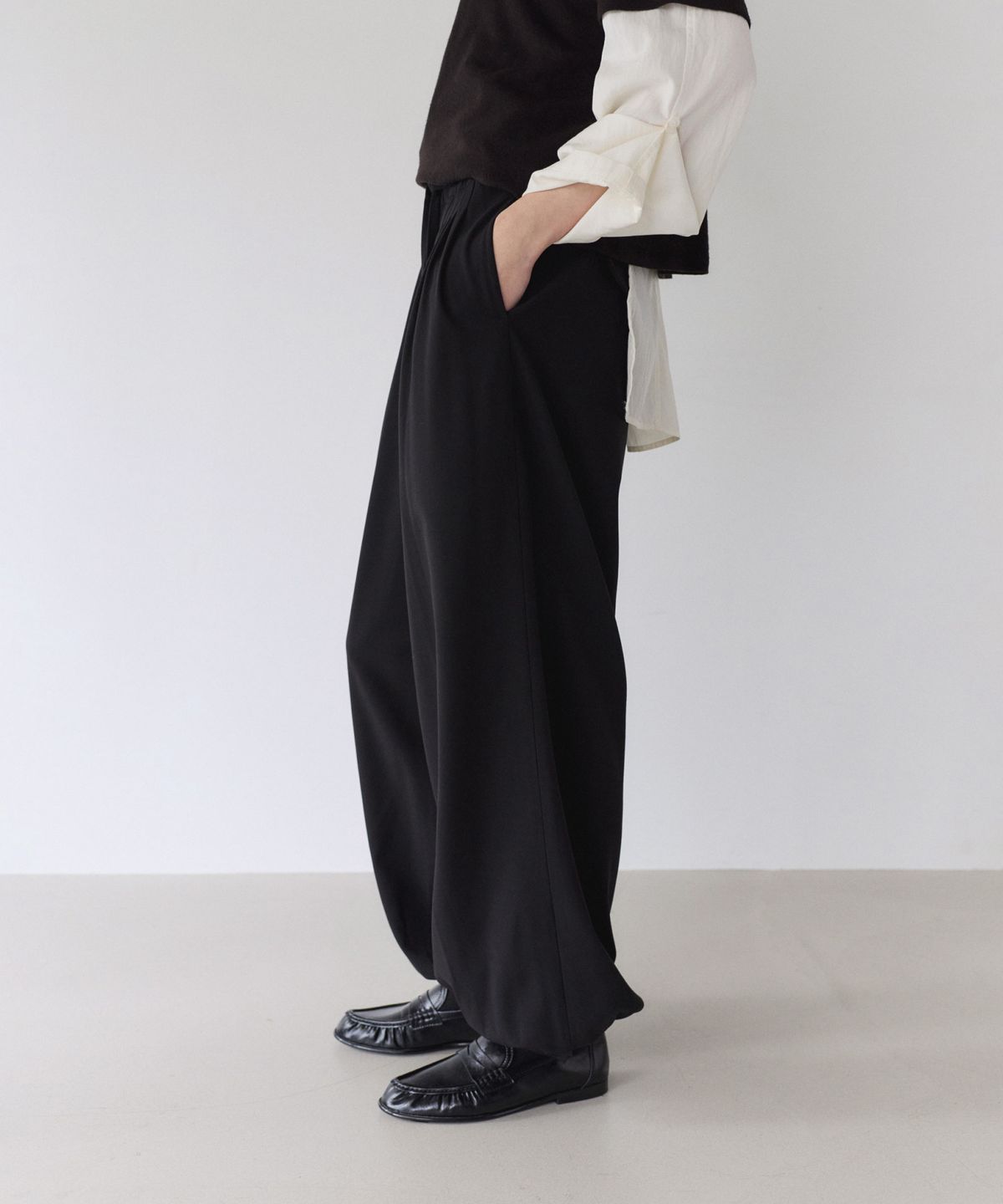 이어닝(YEARNING) FLOW VOLUME TUCK PANTS, BLACK