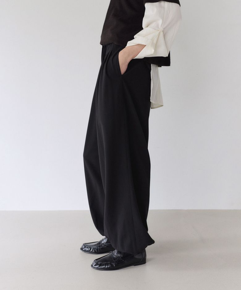 FLOW VOLUME TUCK PANTS, BLACK