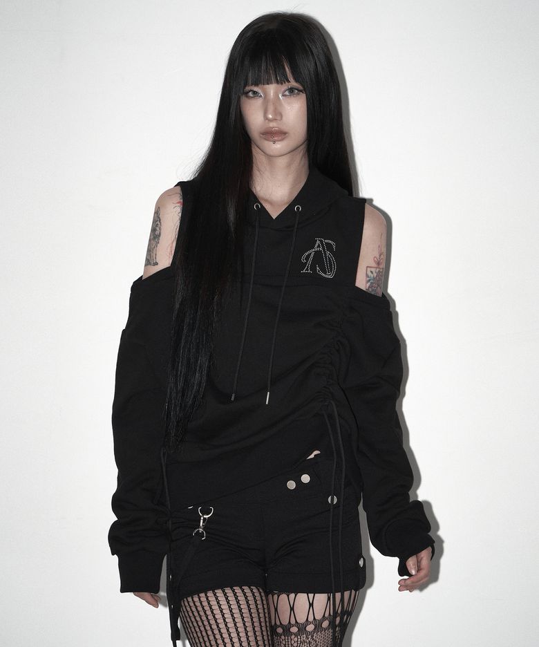 루즈 오픈 숄더 후드티 블랙