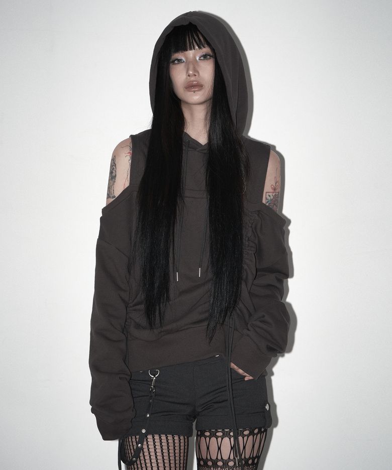 루즈 오픈 숄더 후드티 차콜