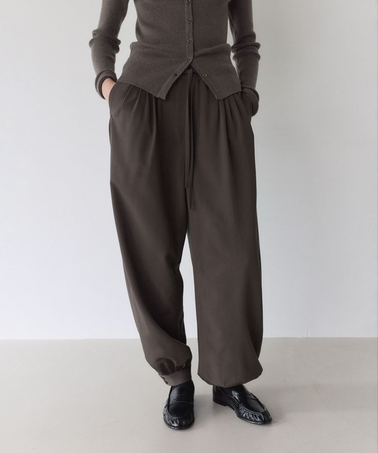 FLOW VOLUME TUCK PANTS, KHAKI BROWN