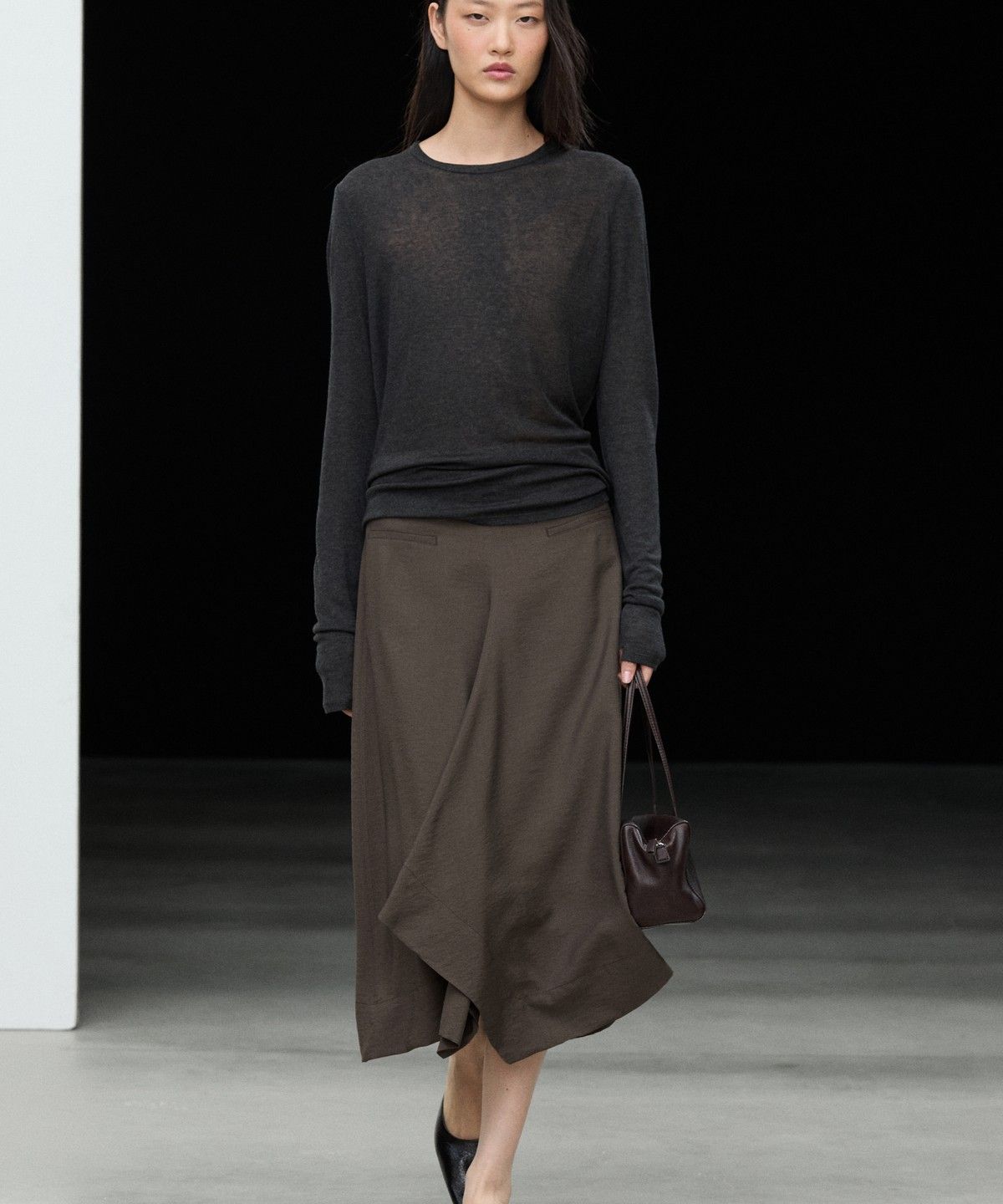 마시모두띠(MASSIMO DUTTI) 플루이드 미디 스커트 플리츠 디테일