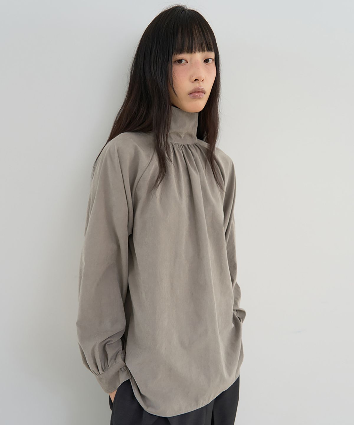 노이어 포 우먼(NOIRER FOR WOMAN) 셔링 하이넥 블라우스 (그레이)